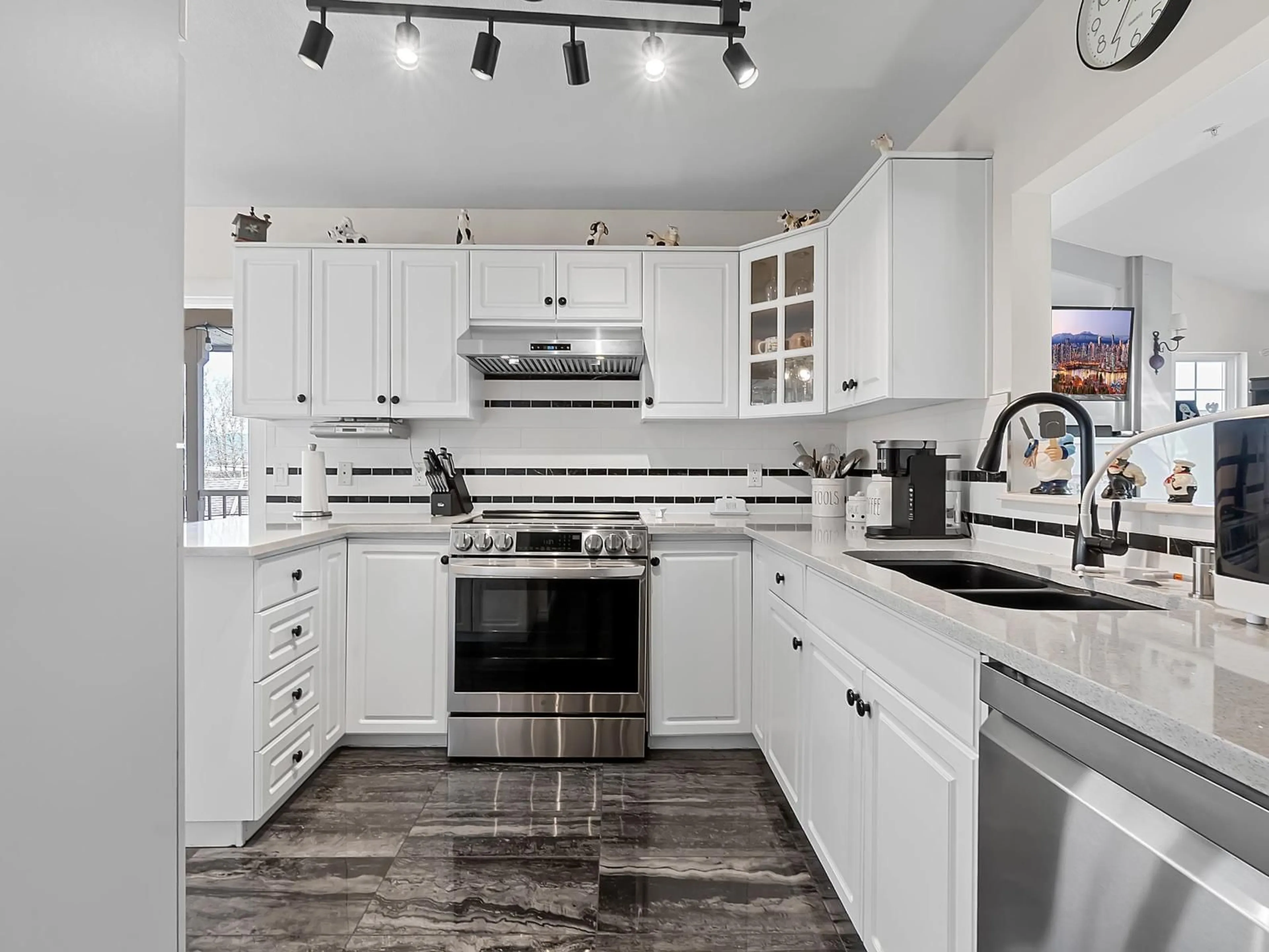 Contemporary kitchen, ceramic/tile floor for 41 - 20222 96 AVENUE, Langley British Columbia V1M3C3