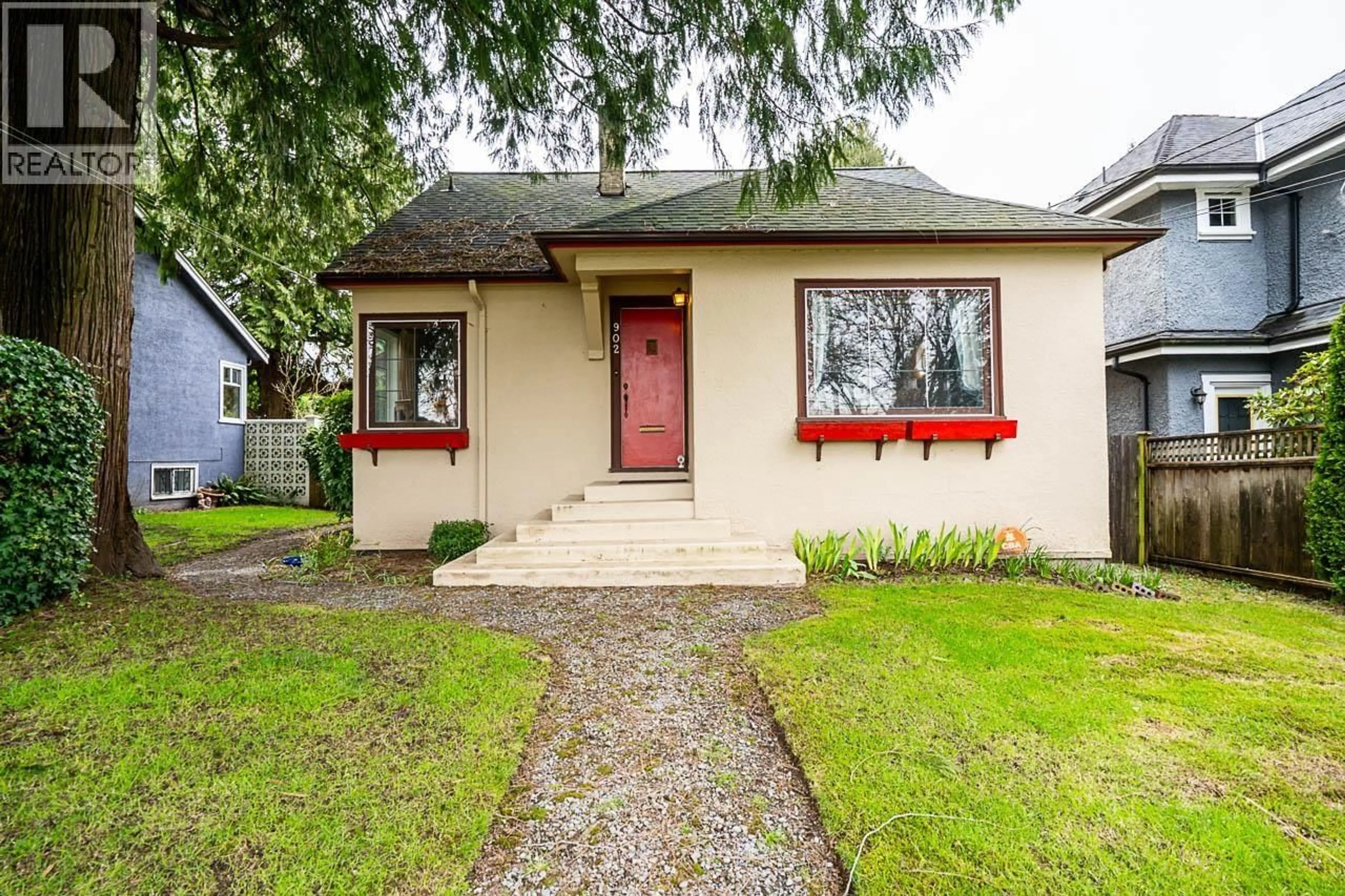 Home with vinyl exterior material, street for 902 FOURTH STREET, New Westminster British Columbia V3L2W6