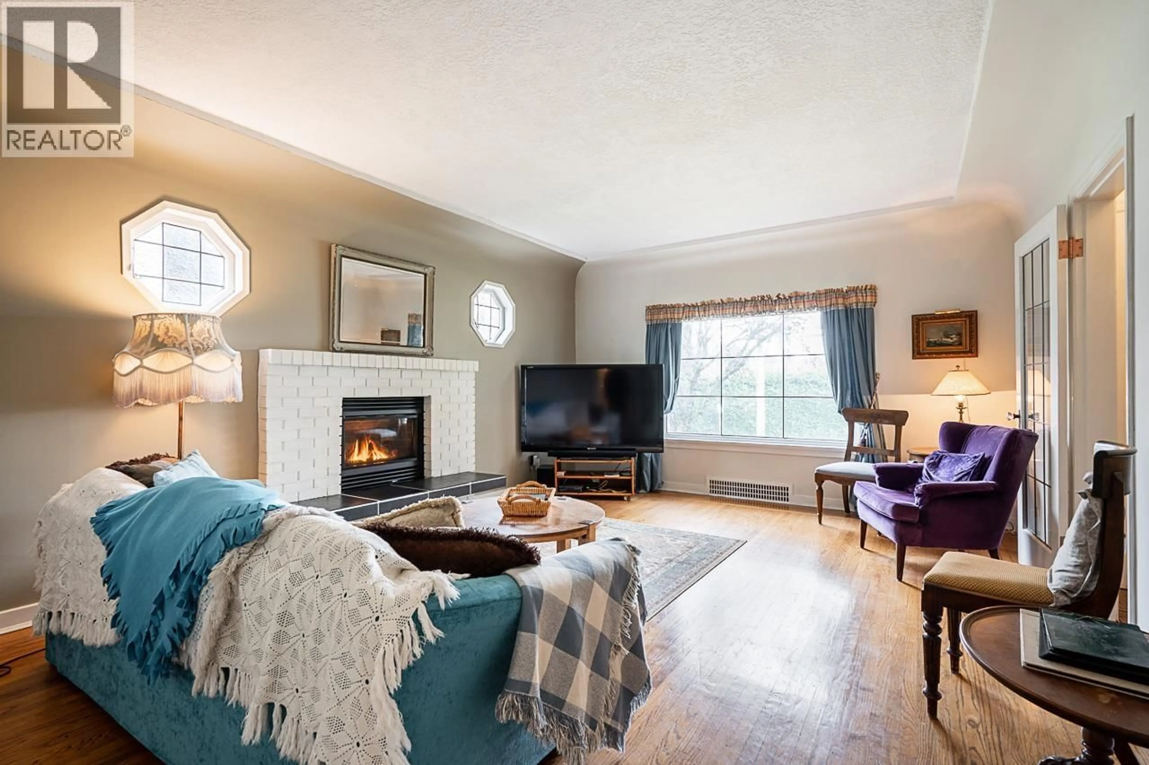 Living room with furniture, wood/laminate floor for 902 FOURTH STREET, New Westminster British Columbia V3L2W6