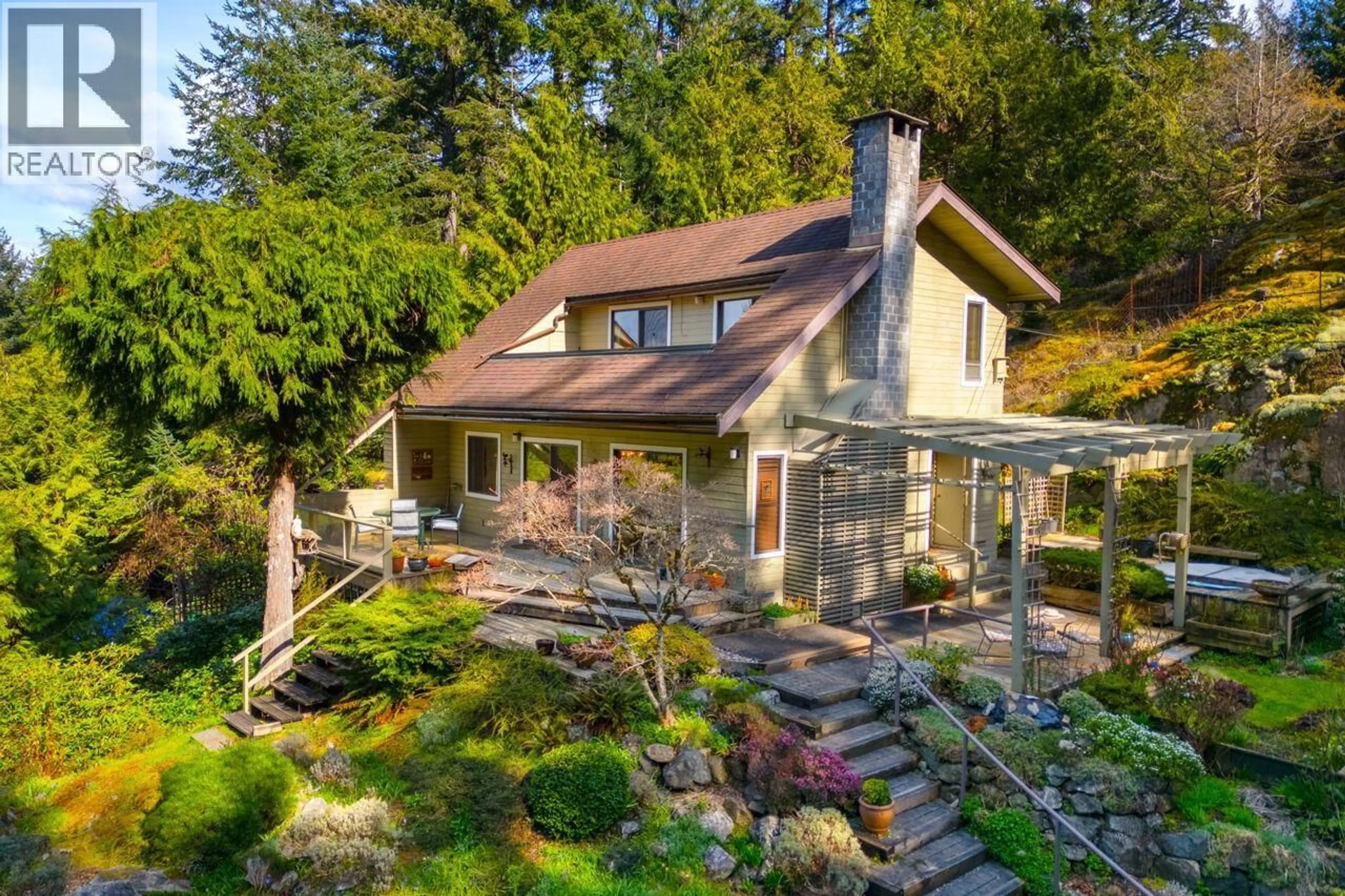 A pic from outside/outdoor area/front of a property/back of a property/a pic from drone, unknown for 839 CAPTAIN'S WAY, Bowen Island British Columbia V0N1G2