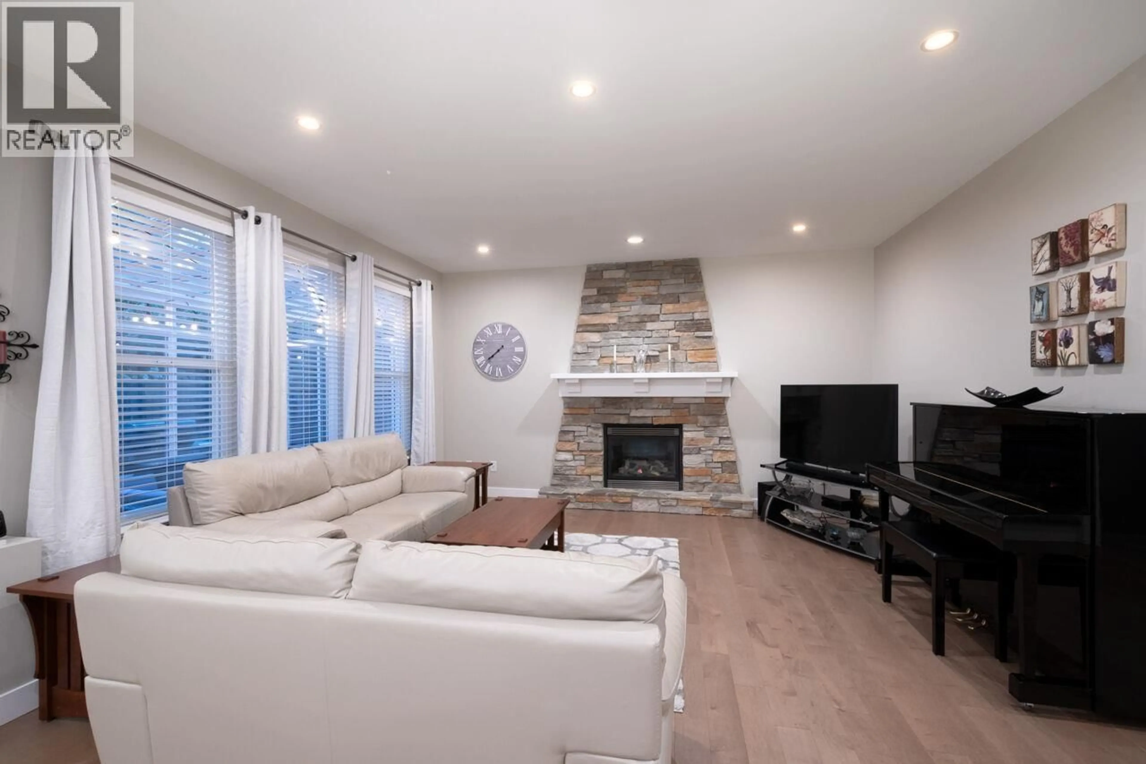 Living room with furniture, wood/laminate floor for 164 SYCAMORE DRIVE, Port Moody British Columbia V3H0C5
