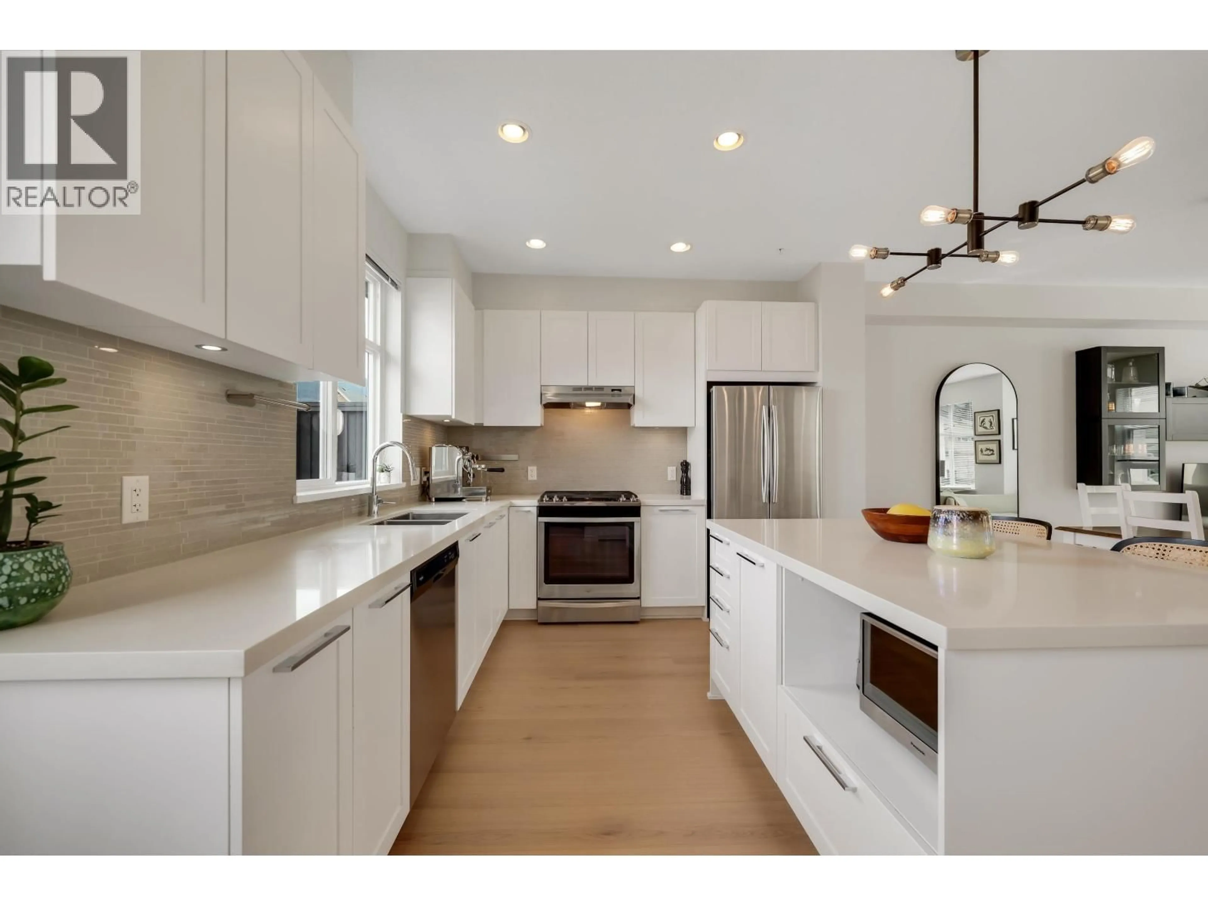 Open concept kitchen, ceramic/tile floor for 15 - 39548 LOGGERS LANE, Squamish British Columbia V8B0K1