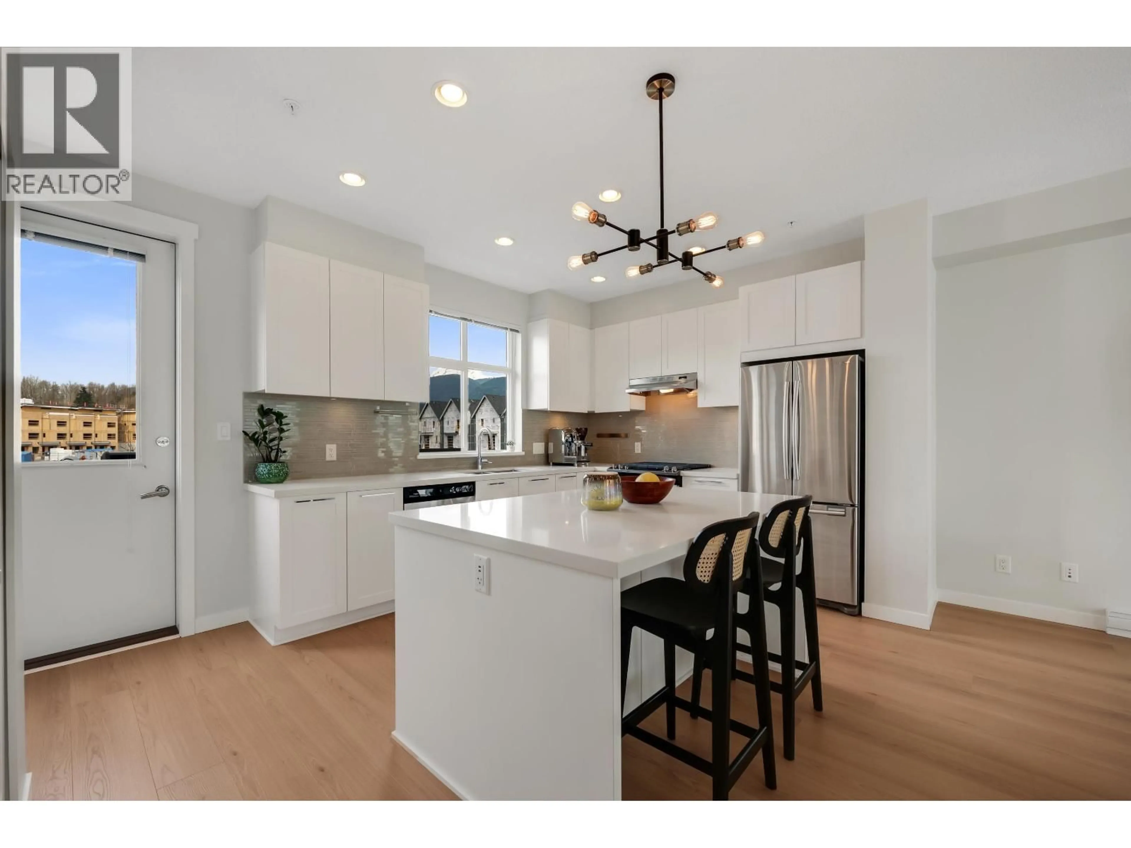 Open concept kitchen, unknown for 15 - 39548 LOGGERS LANE, Squamish British Columbia V8B0K1