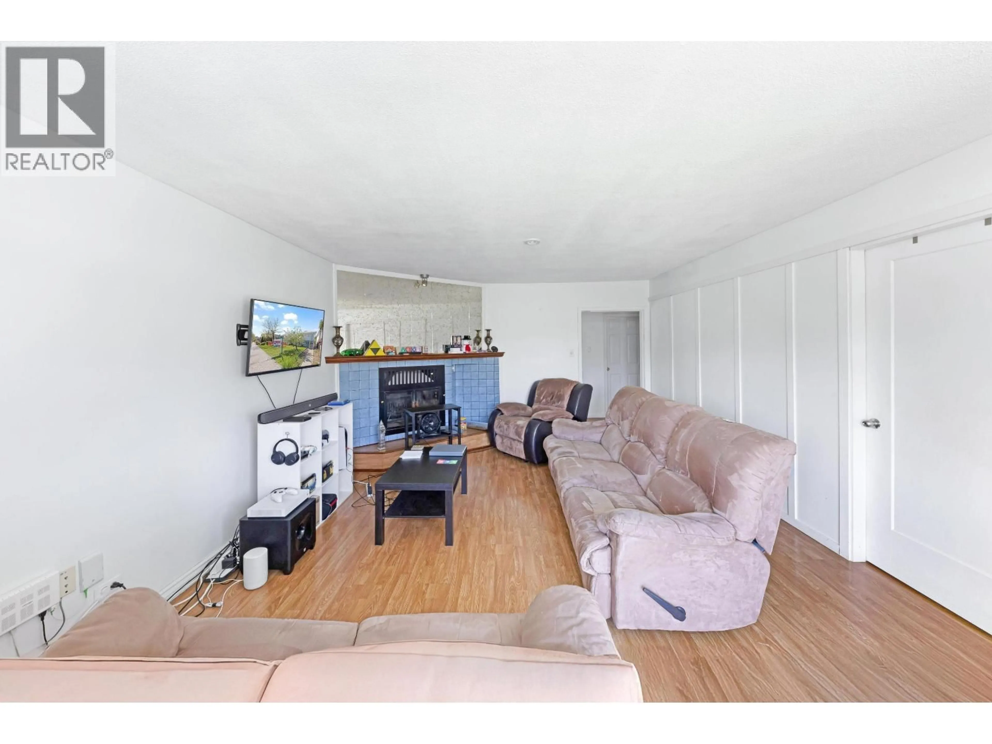 Living room with furniture, wood/laminate floor for 6777 KERR STREET, Vancouver British Columbia V5S3C7