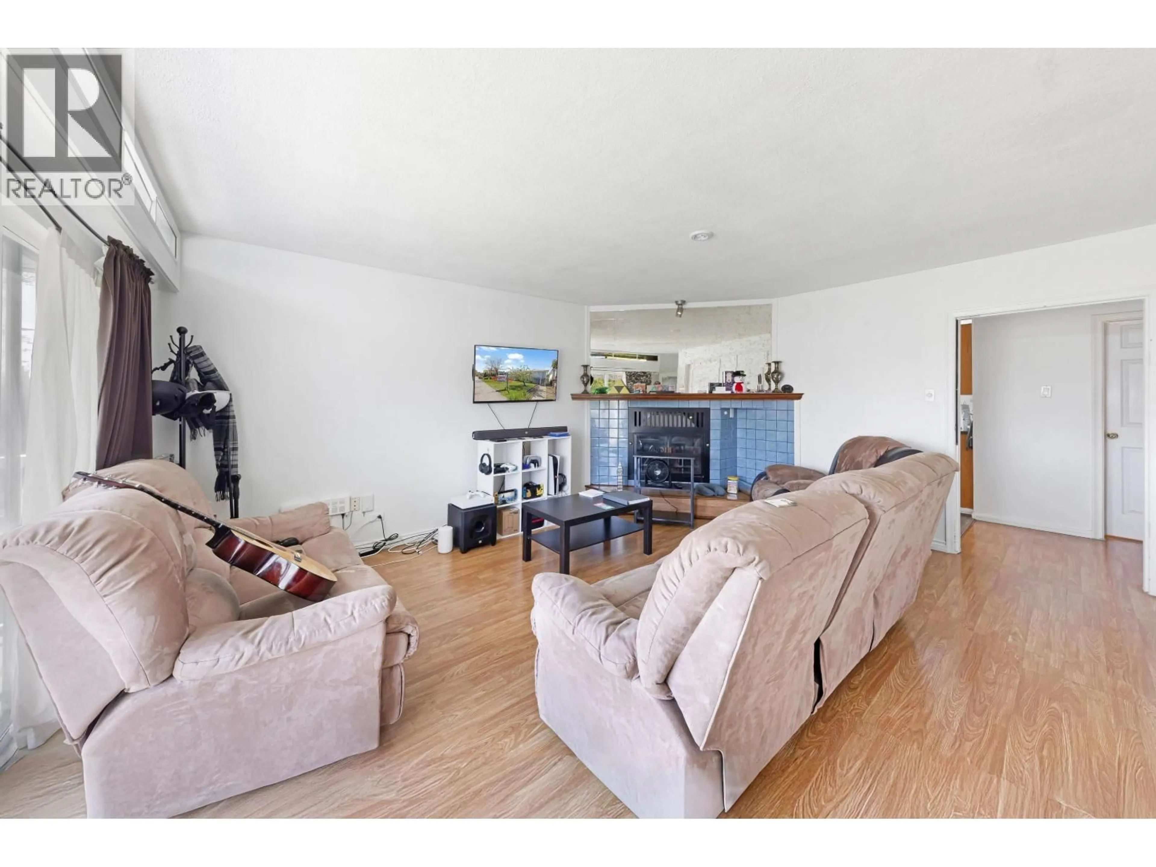 Living room with furniture, wood/laminate floor for 6777 KERR STREET, Vancouver British Columbia V5S3C7