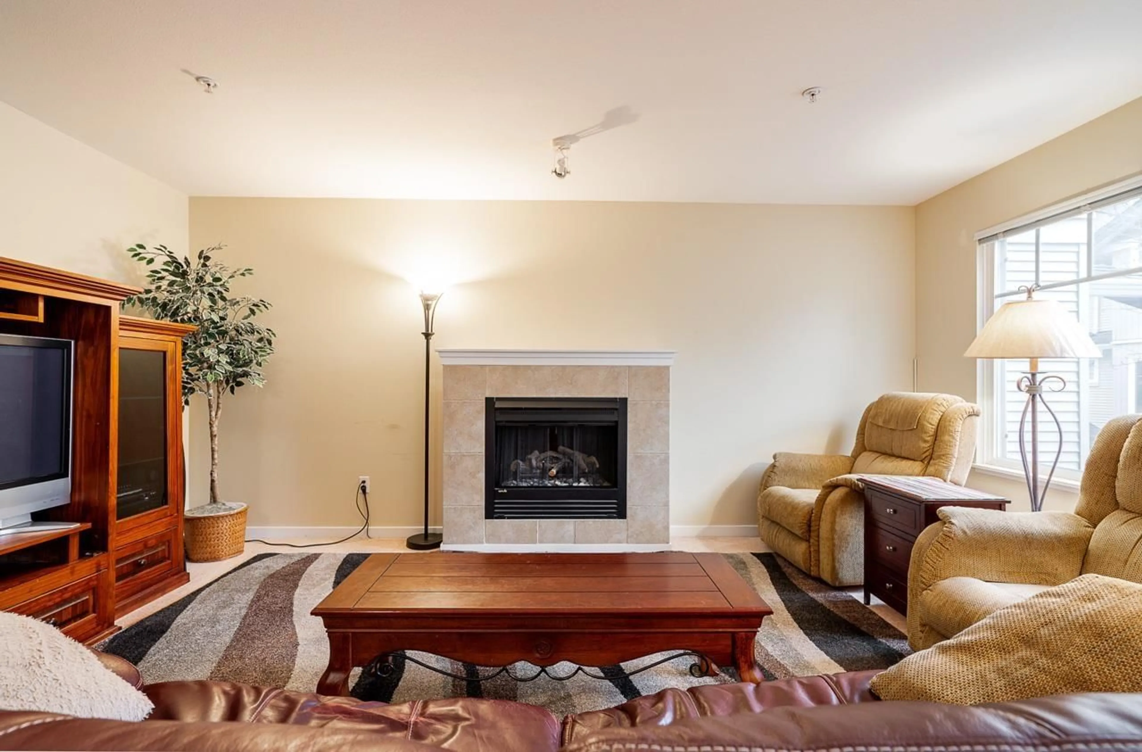 Living room with furniture, unknown for 92 - 12711 64 AVENUE, Surrey British Columbia V3W1X1