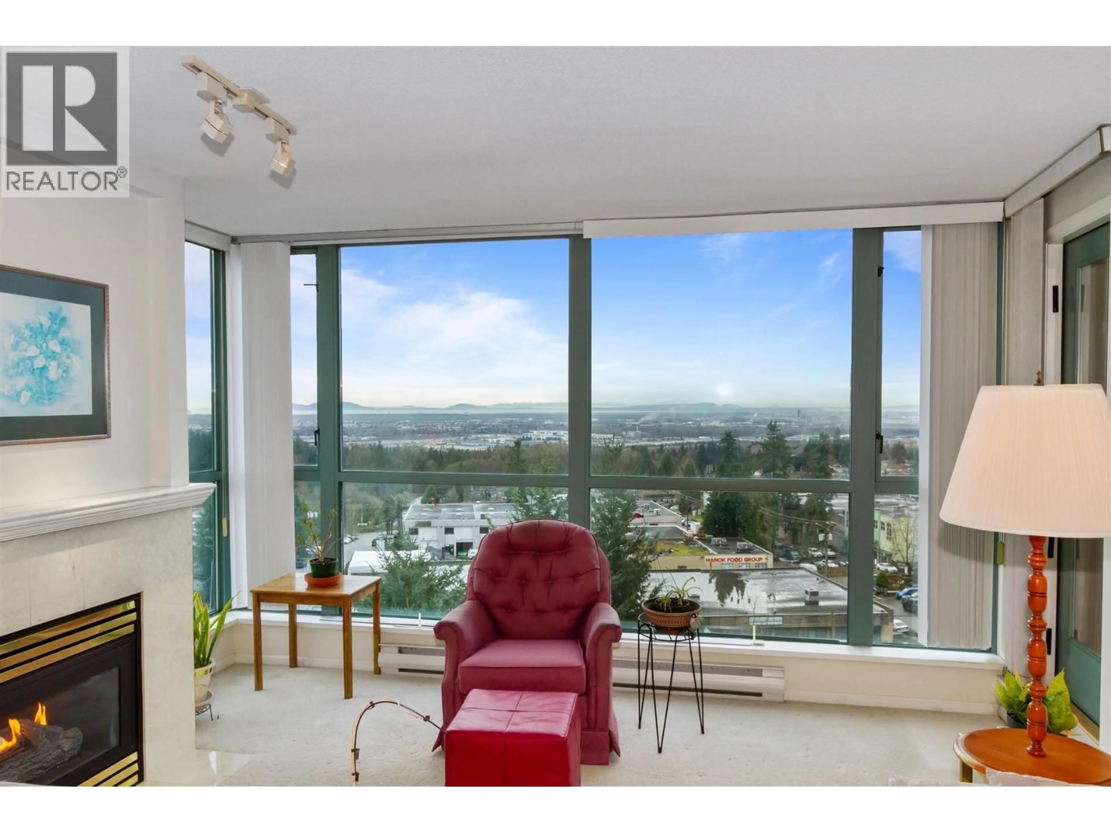 Living room with furniture, unknown for 906 - 6622 SOUTHOAKS CRESCENT, Burnaby British Columbia V5E4K2