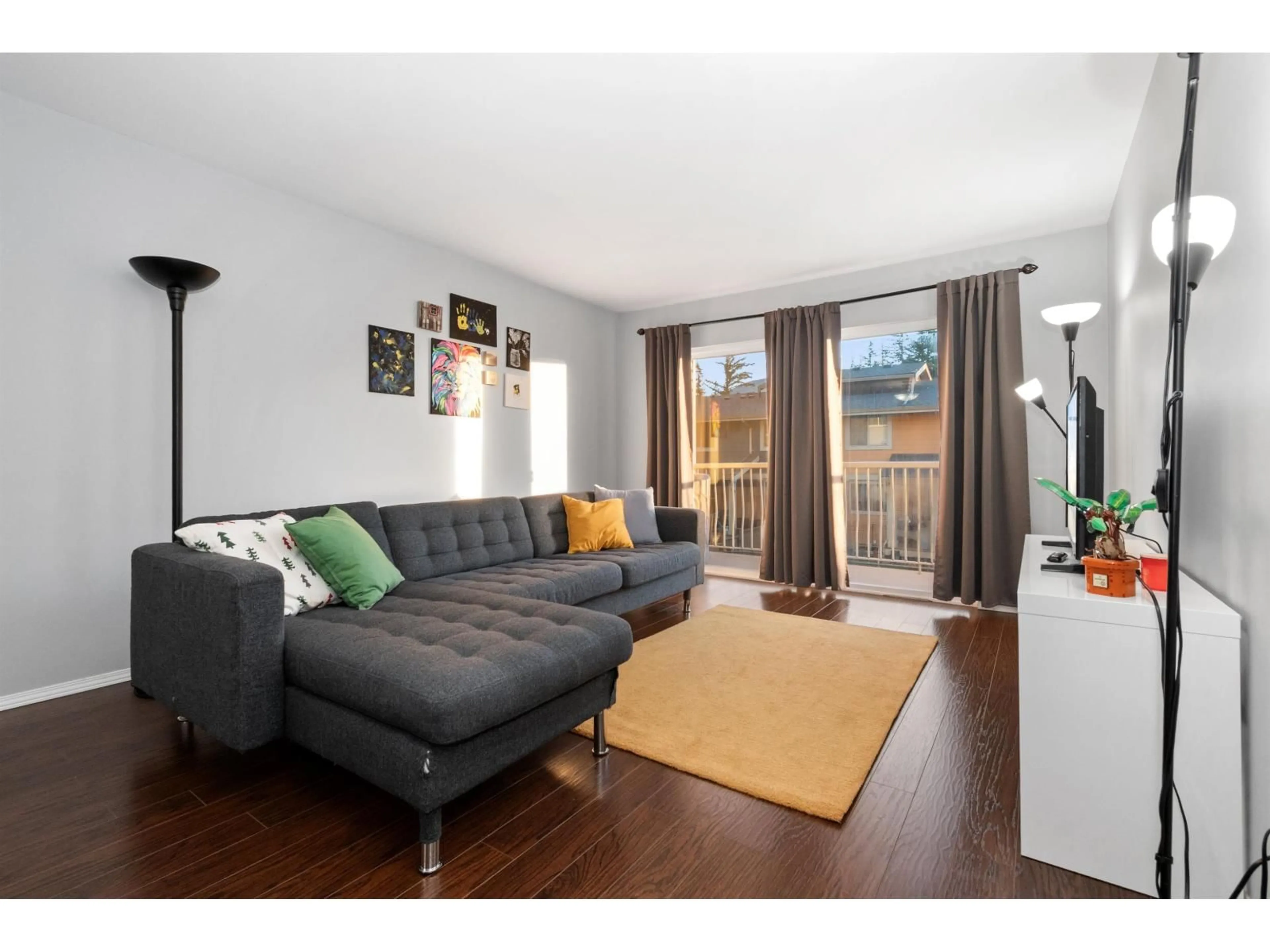 Living room with furniture, wood/laminate floor for 208 - 45222 WATSON ROAD, Chilliwack British Columbia V2R3J4