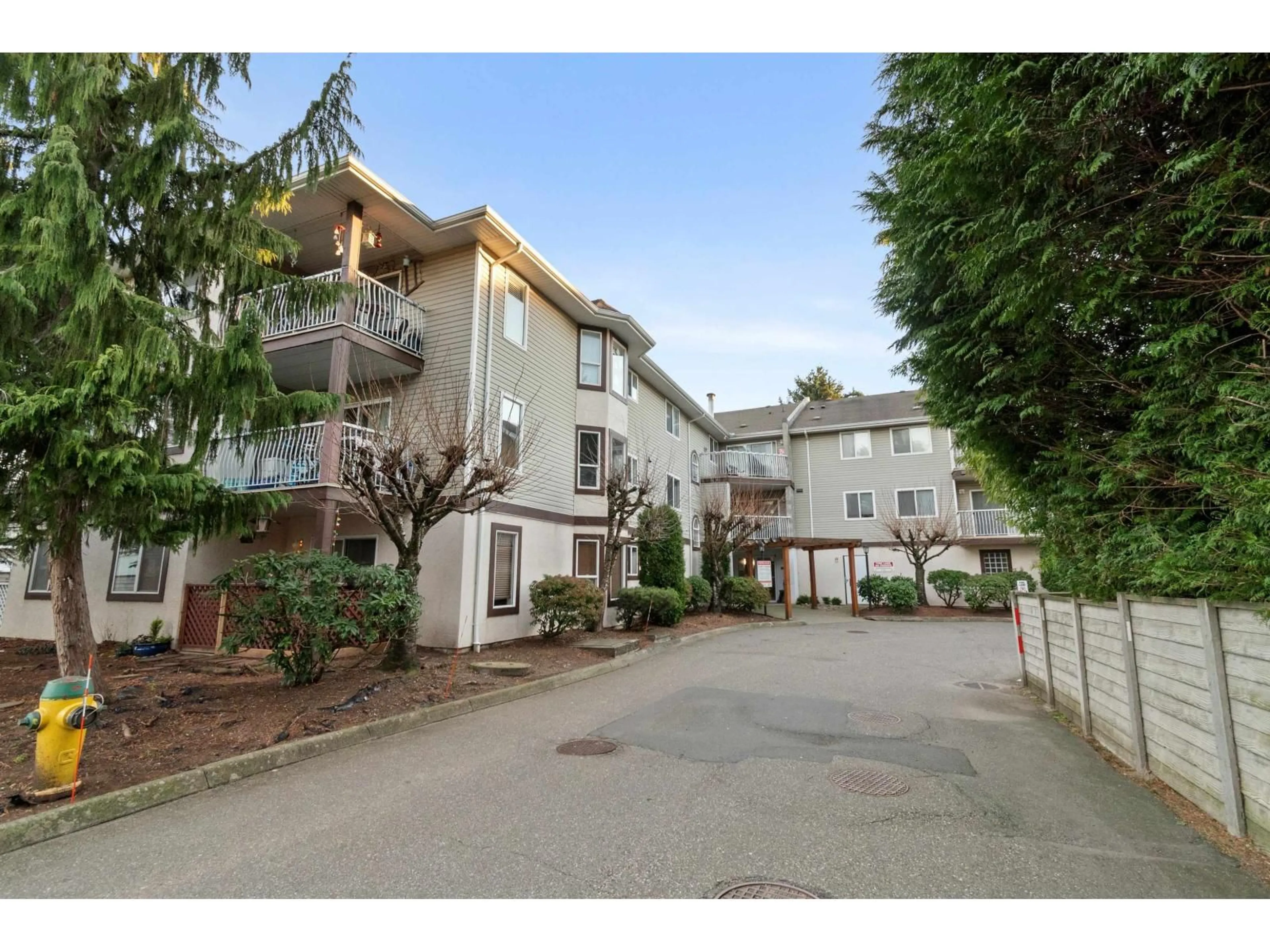 Patio, street for 208 - 45222 WATSON ROAD, Chilliwack British Columbia V2R3J4