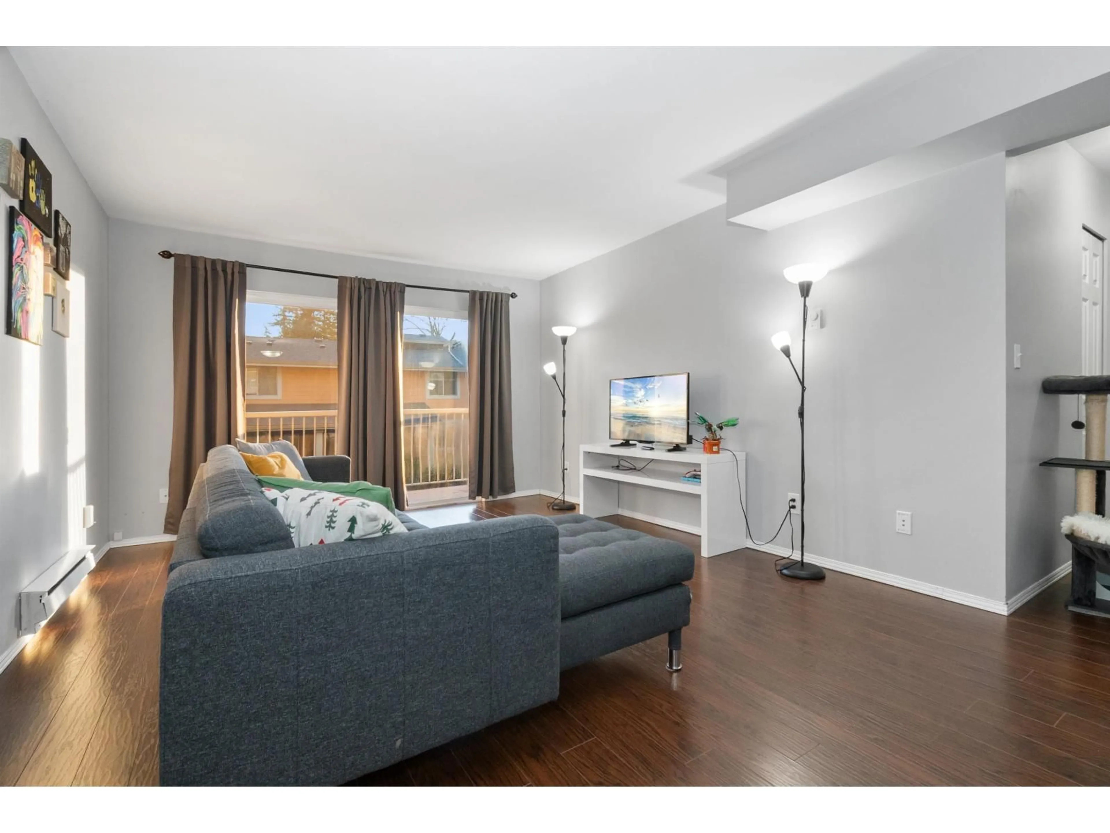 Living room with furniture, wood/laminate floor for 208 - 45222 WATSON ROAD, Chilliwack British Columbia V2R3J4