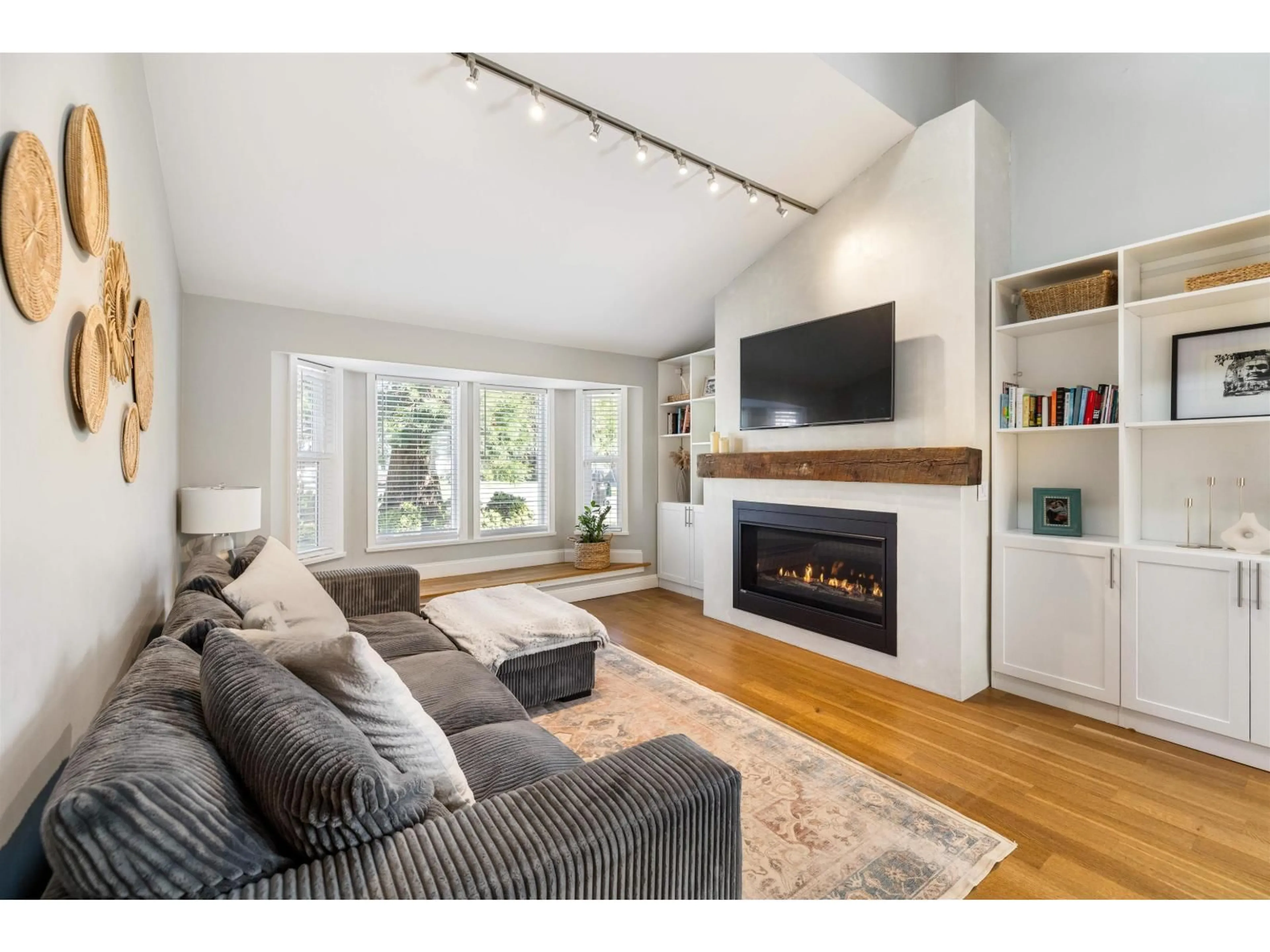Living room with furniture, wood/laminate floor for 20430 50 AVENUE, Langley British Columbia V3A7J3