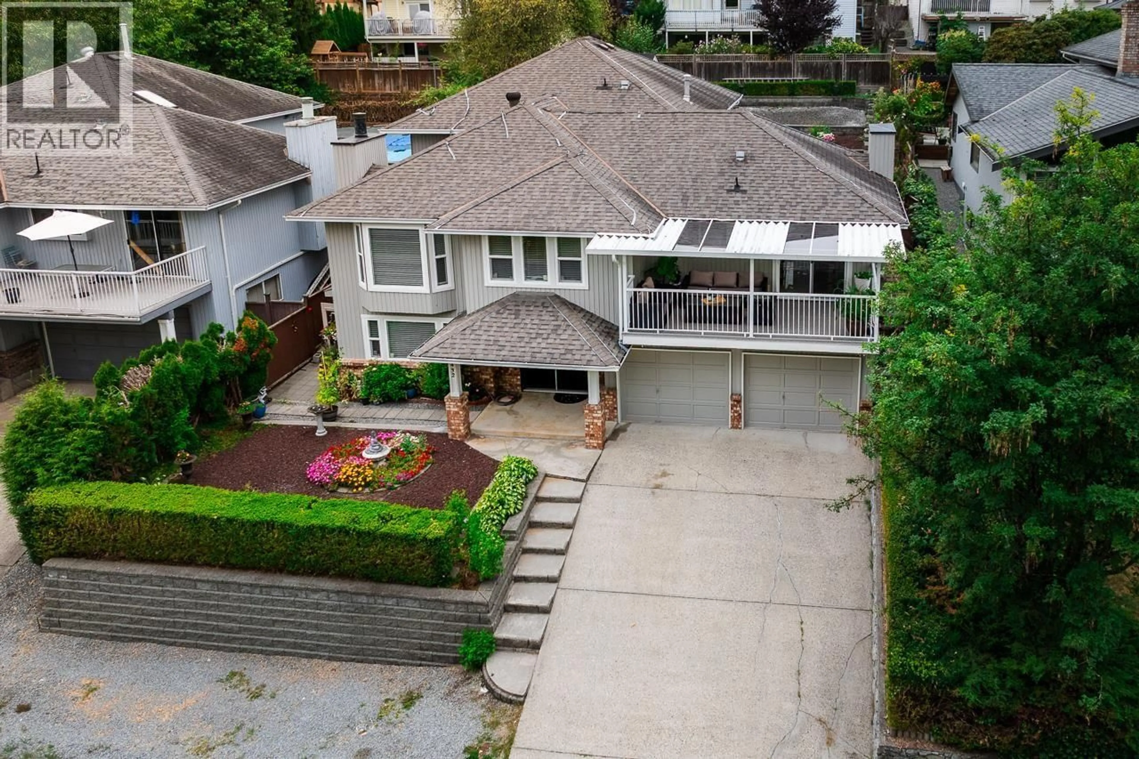 A pic from outside/outdoor area/front of a property/back of a property/a pic from drone, street for 432 RIVERVIEW CRESCENT, Coquitlam British Columbia V3C4X8
