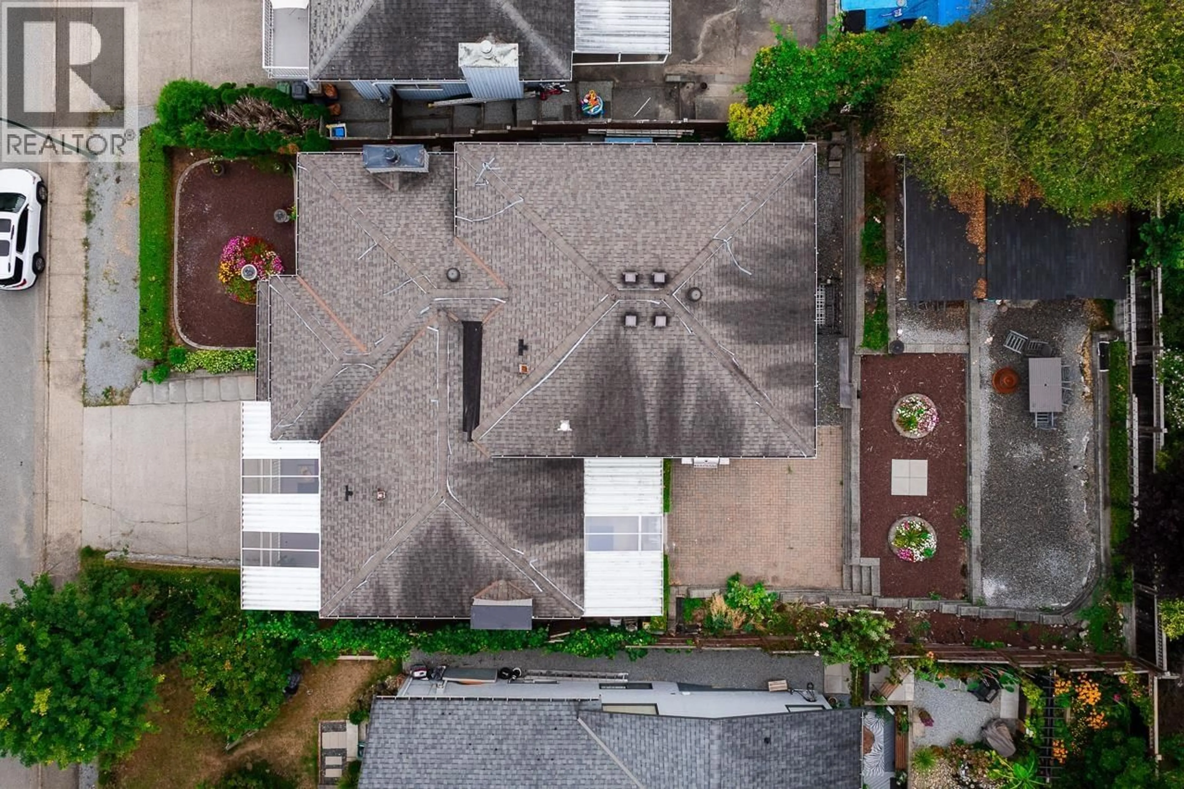 A pic from outside/outdoor area/front of a property/back of a property/a pic from drone, street for 432 RIVERVIEW CRESCENT, Coquitlam British Columbia V3C4X8