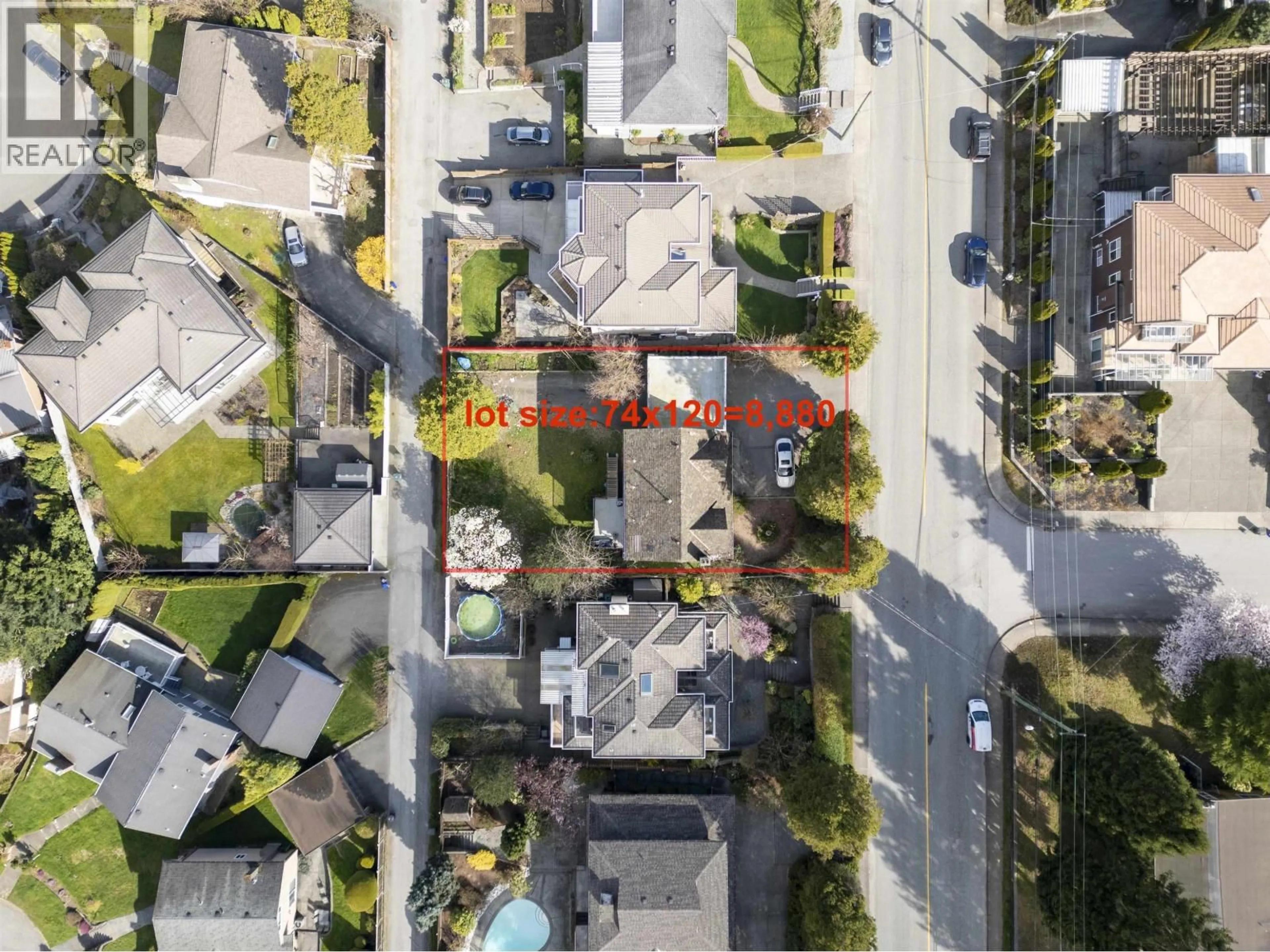 A pic from outside/outdoor area/front of a property/back of a property/a pic from drone, street for 1277 HOLDOM AVENUE, Burnaby British Columbia V5B3V5
