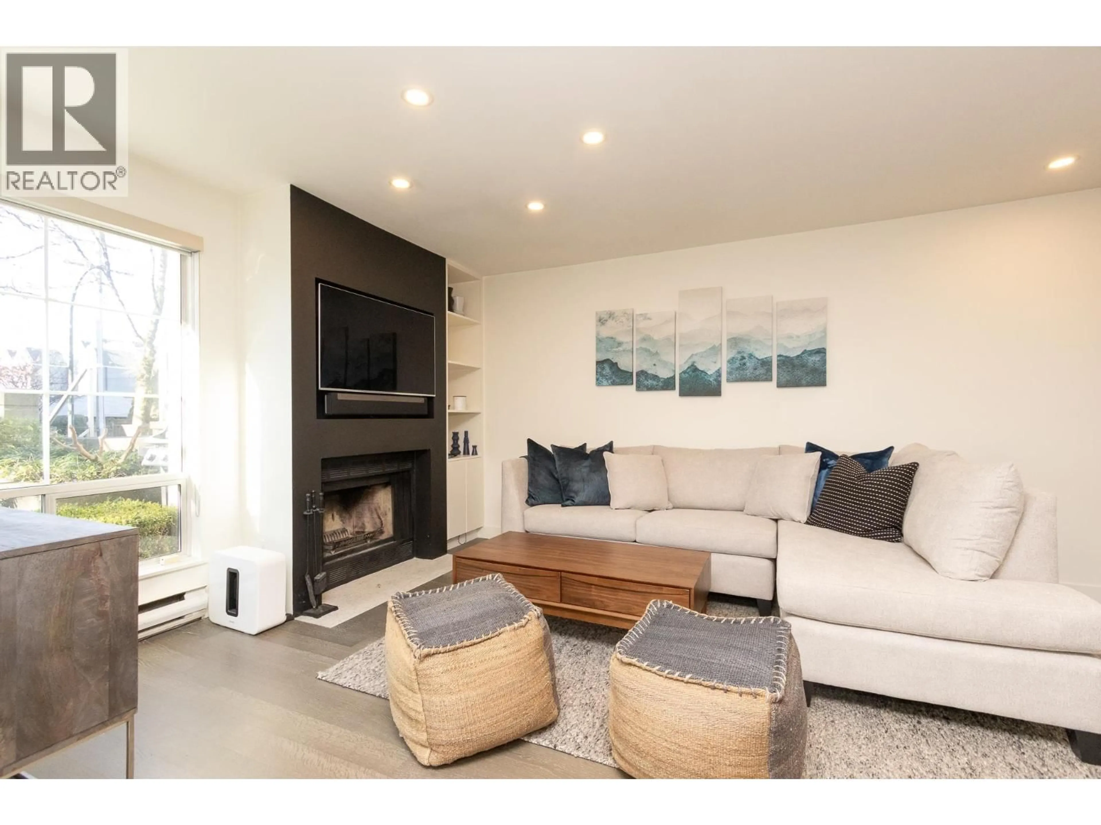 Living room with furniture, wood/laminate floor for 3062 WILLOW STREET, Vancouver British Columbia V5Z3P3
