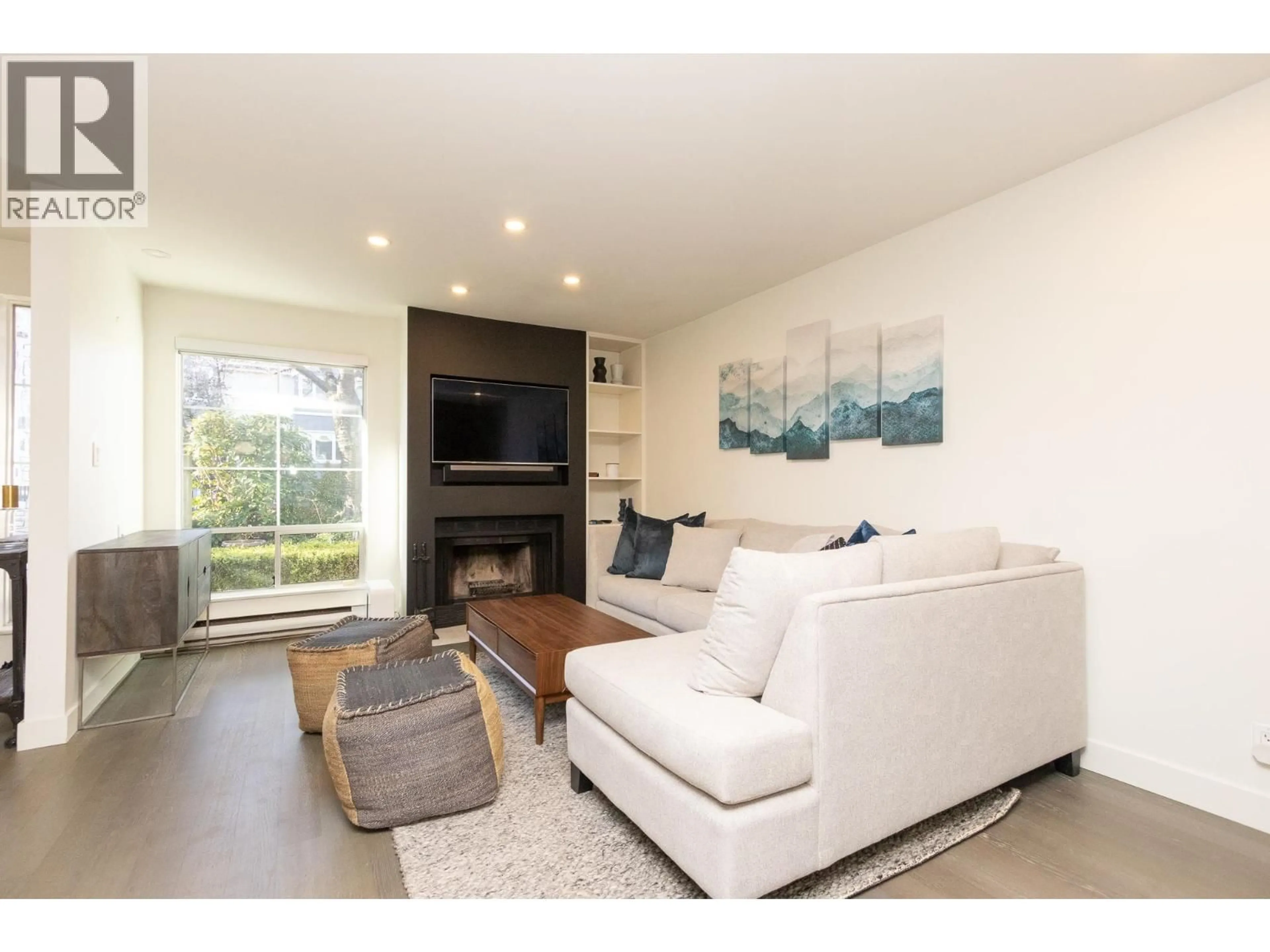 Living room with furniture, wood/laminate floor for 3062 WILLOW STREET, Vancouver British Columbia V5Z3P3