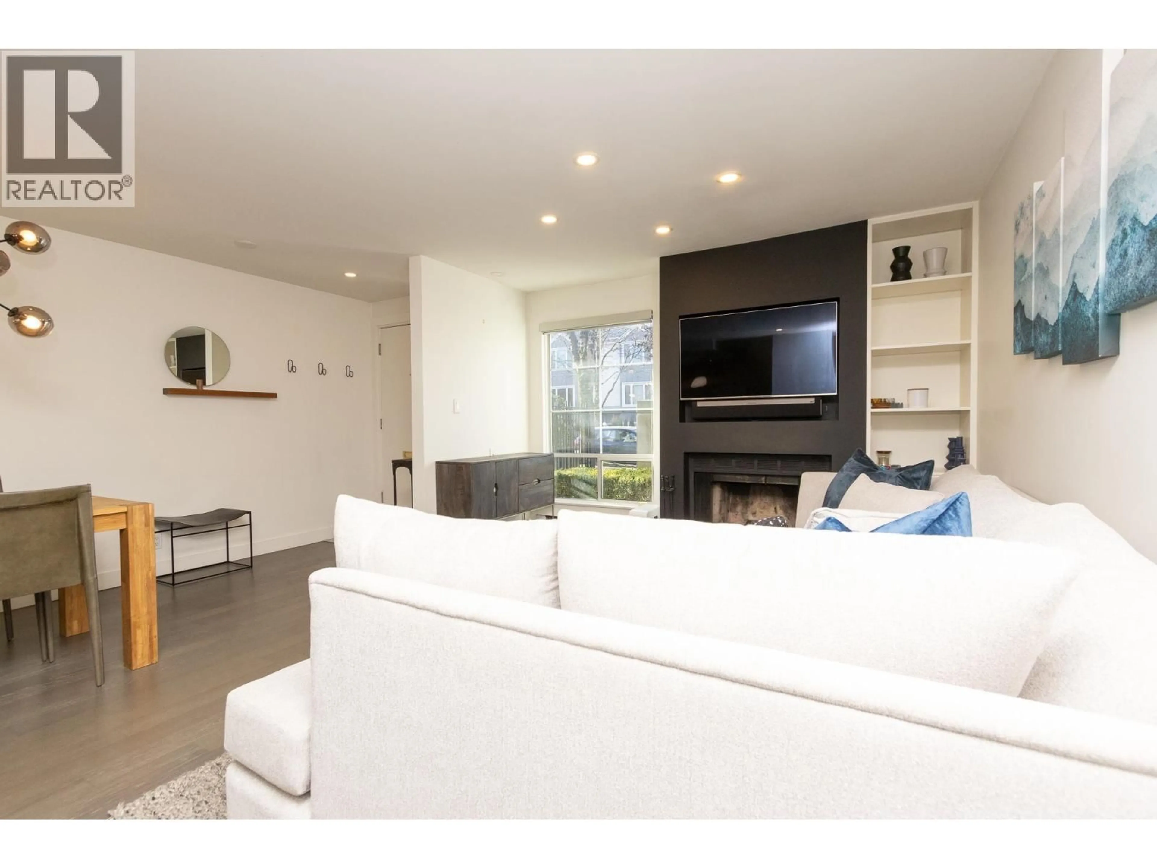 Living room with furniture, wood/laminate floor for 3062 WILLOW STREET, Vancouver British Columbia V5Z3P3