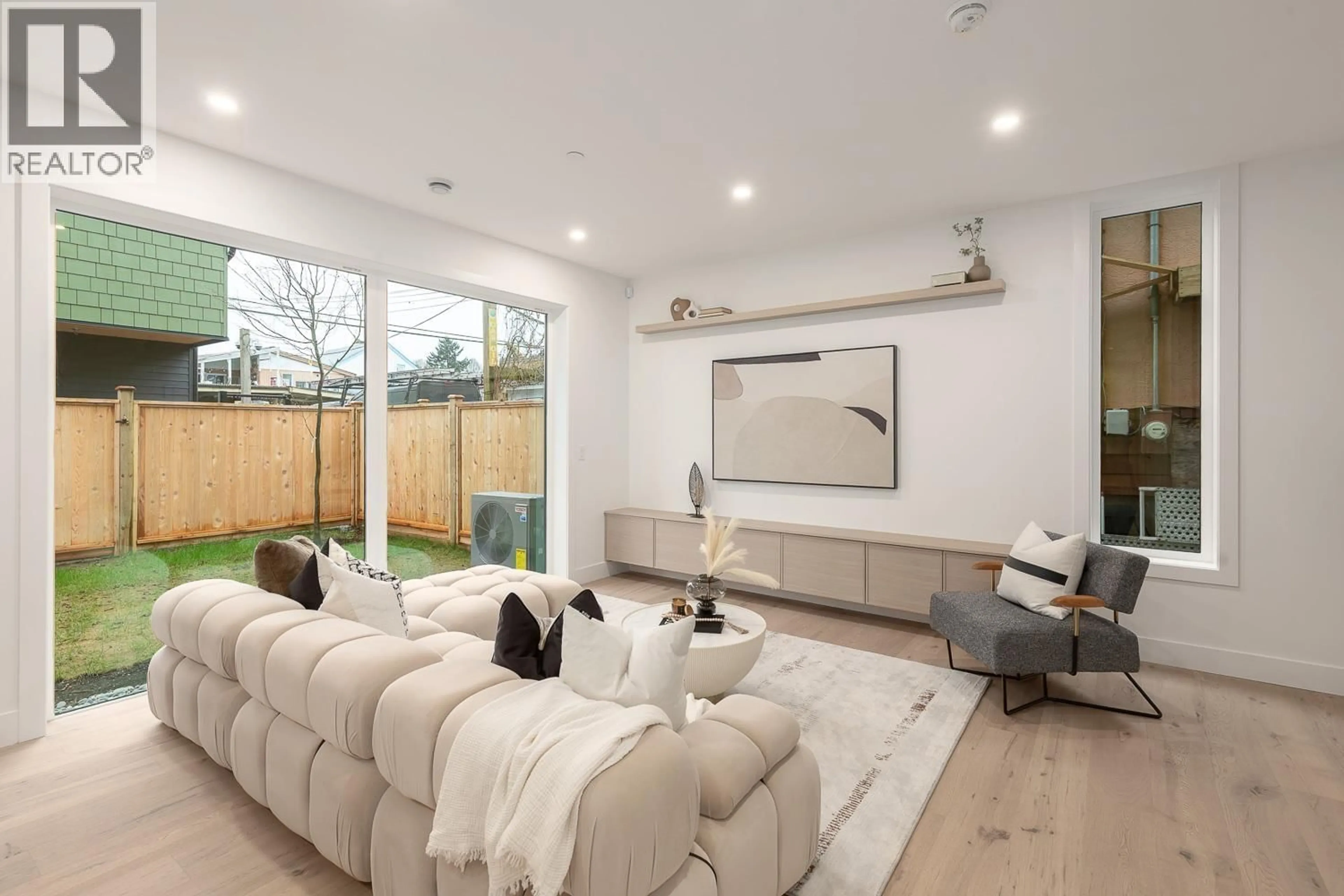 Living room with furniture, unknown for 462 17TH AVENUE, Vancouver British Columbia V5V1B1