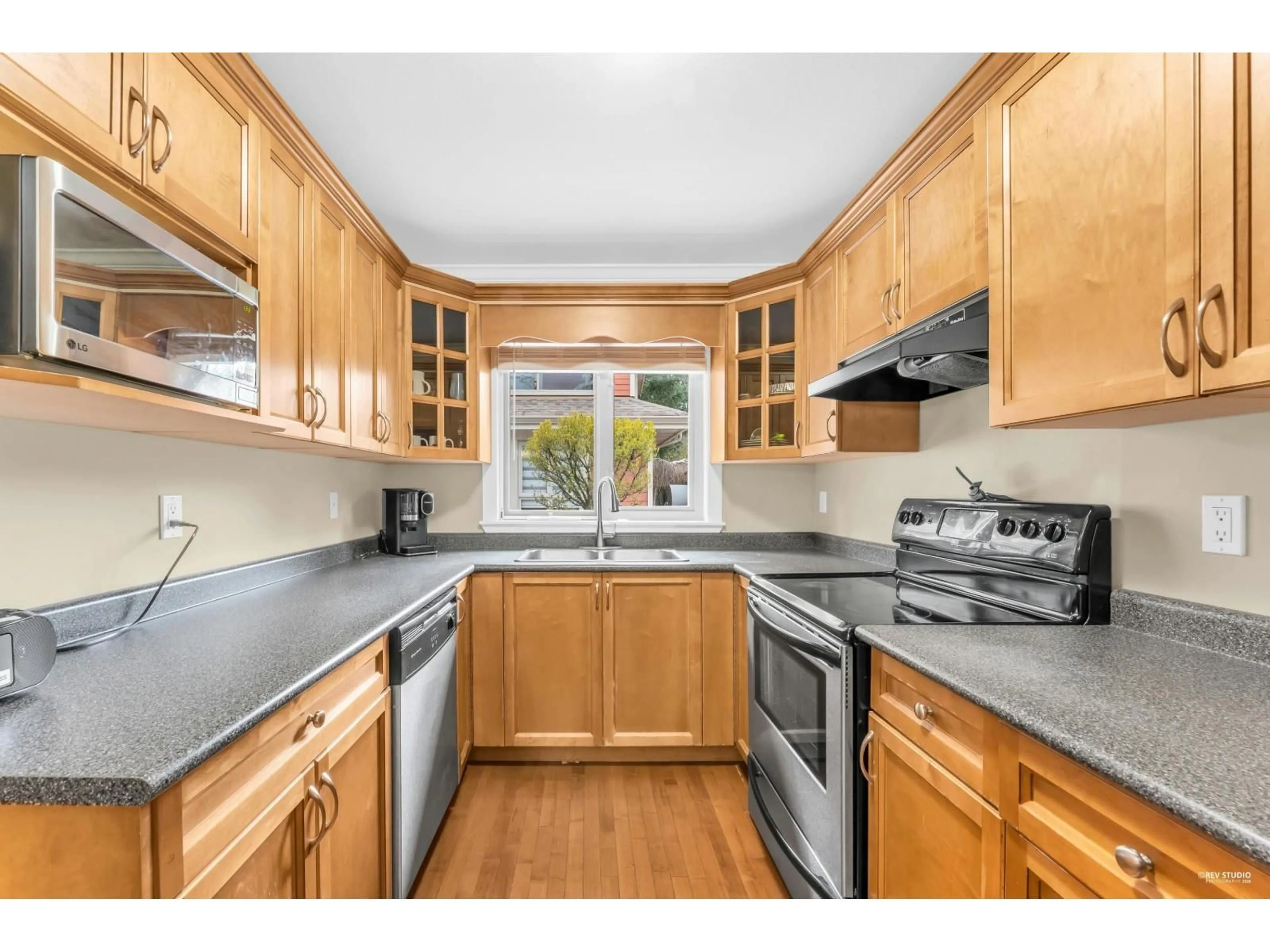 Standard kitchen, wood/laminate floor for 4 - 14921 THRIFT AVENUE, White Rock British Columbia V4B2J8
