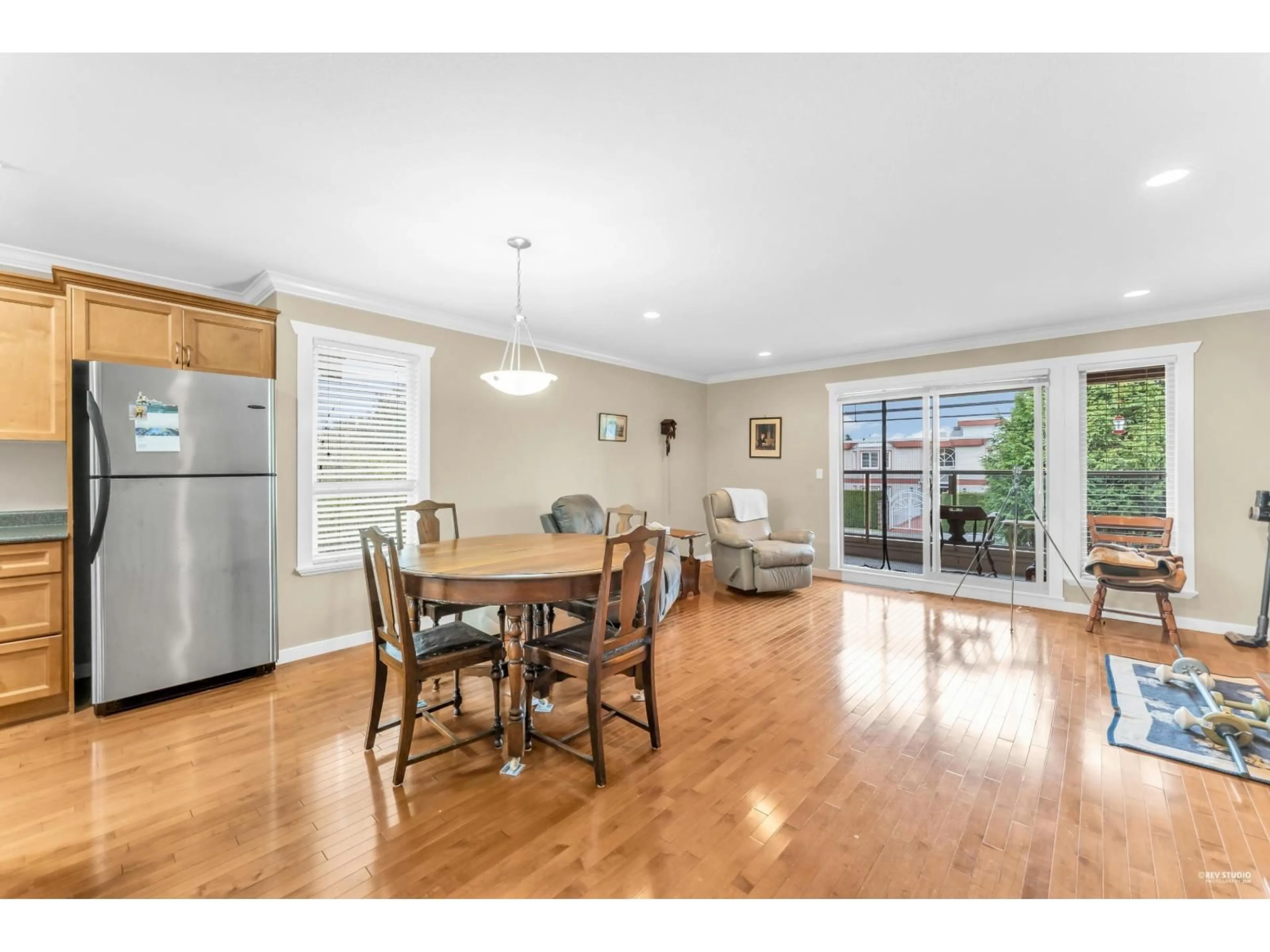 Open concept kitchen, wood/laminate floor for 4 - 14921 THRIFT AVENUE, White Rock British Columbia V4B2J8