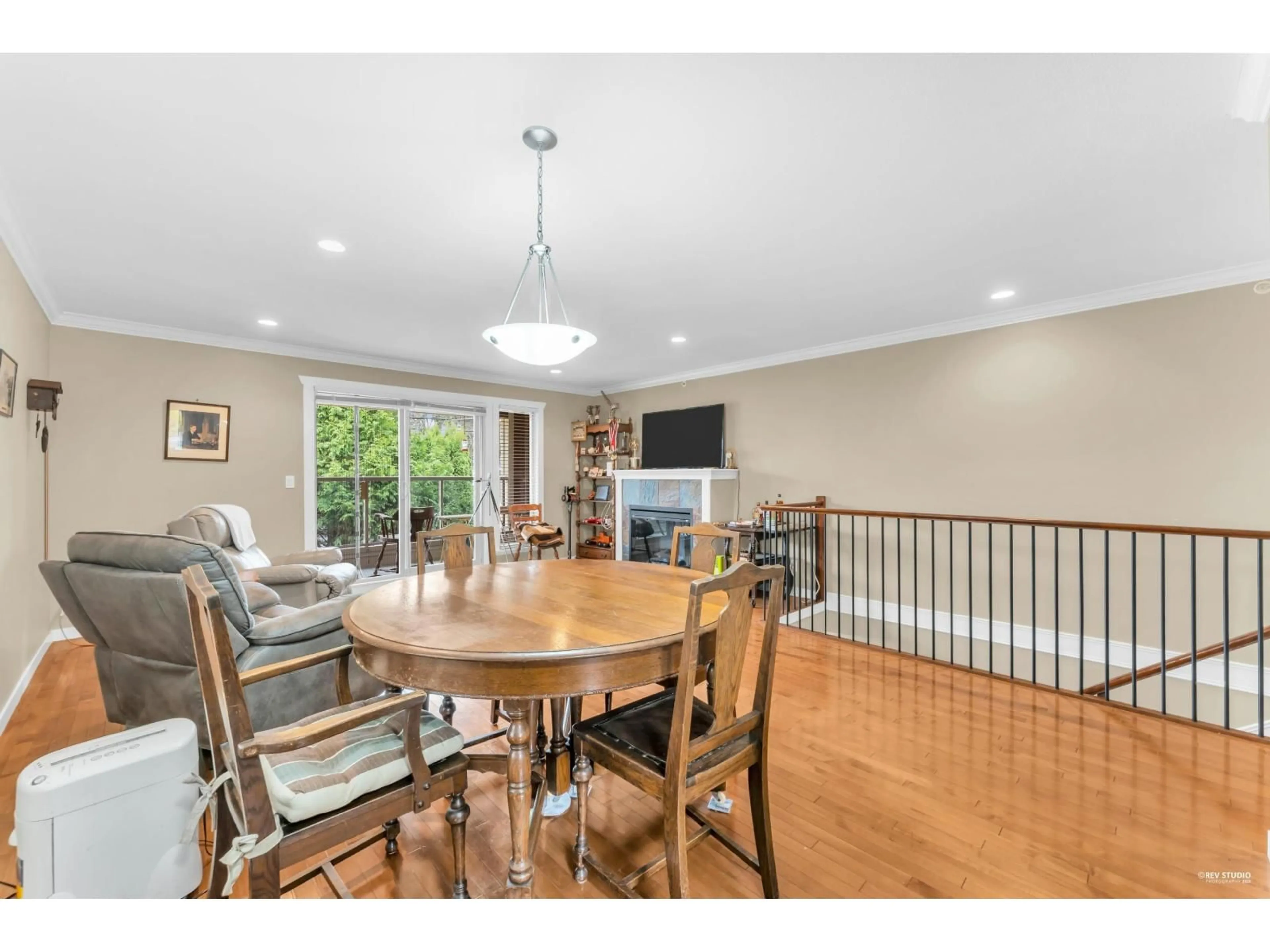 Dining room, wood/laminate floor for 4 - 14921 THRIFT AVENUE, White Rock British Columbia V4B2J8