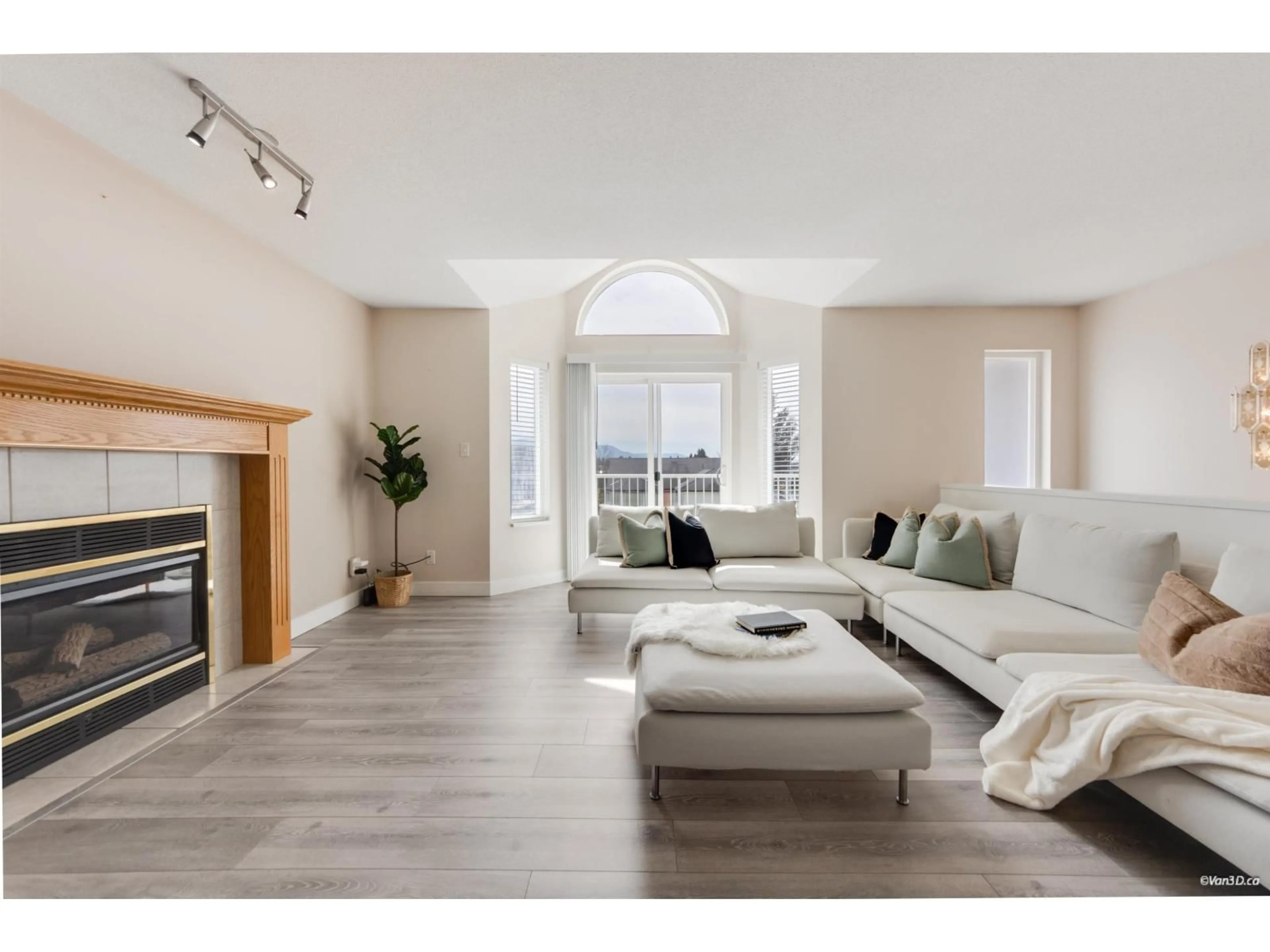 Living room with furniture, wood/laminate floor for 34631 BALDWIN ROAD, Abbotsford British Columbia V2S7H9