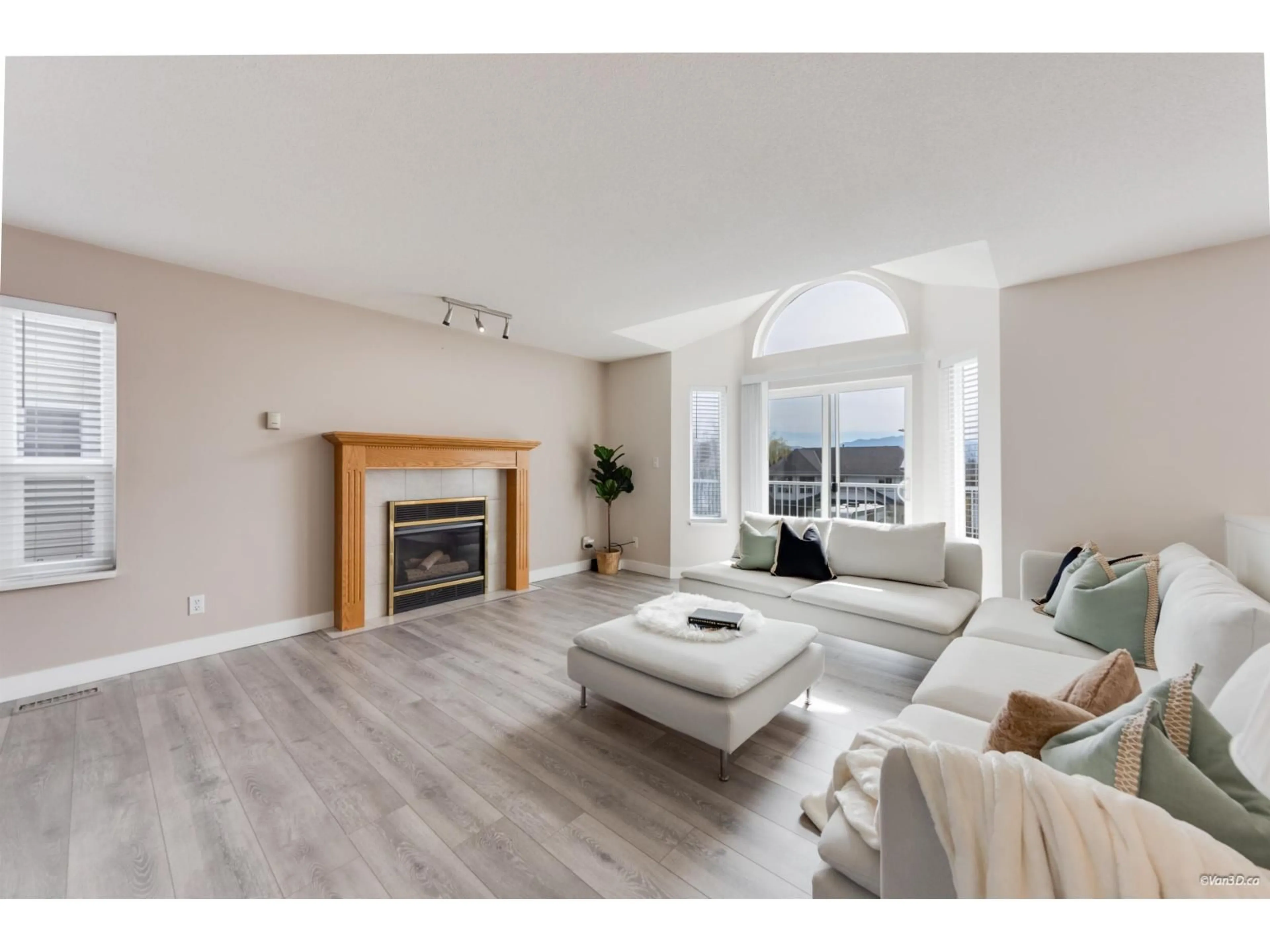 Living room with furniture, wood/laminate floor for 34631 BALDWIN ROAD, Abbotsford British Columbia V2S7H9