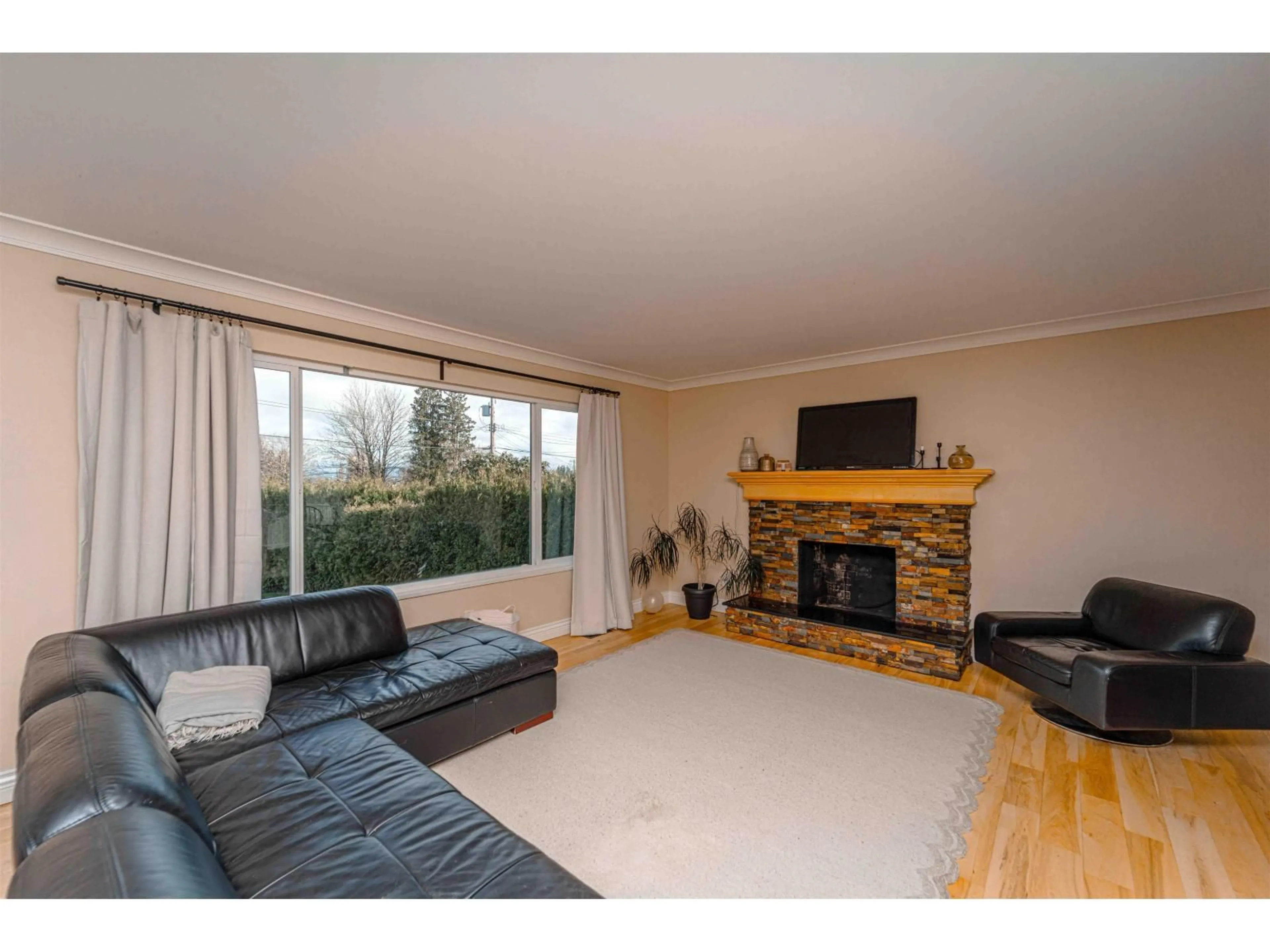 Living room with furniture, wood/laminate floor for 33450 HUGGINS AVENUE, Abbotsford British Columbia V2S2R7