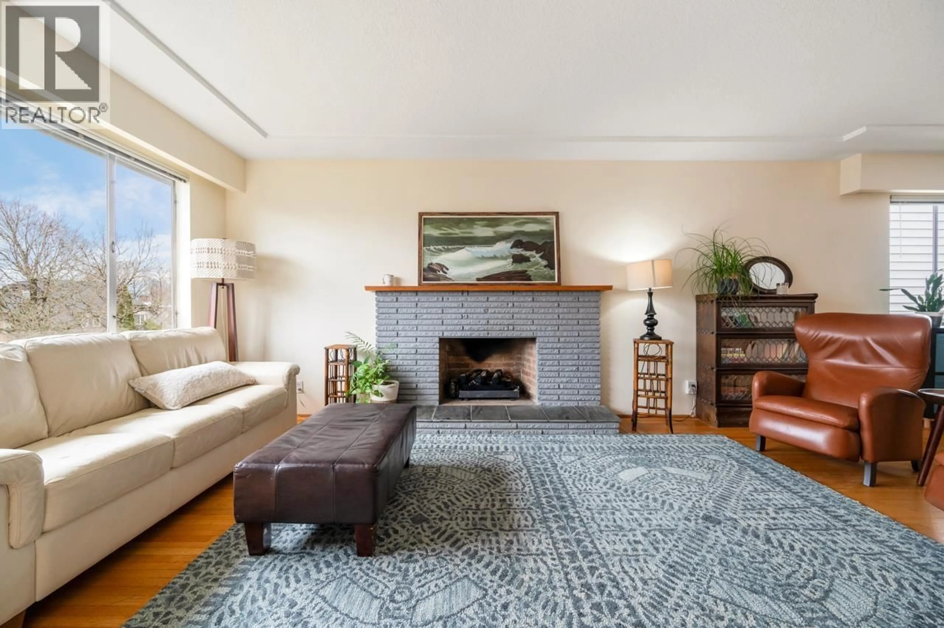 Living room with furniture, carpet floor for 3050 21ST AVENUE, Vancouver British Columbia V5M2W7