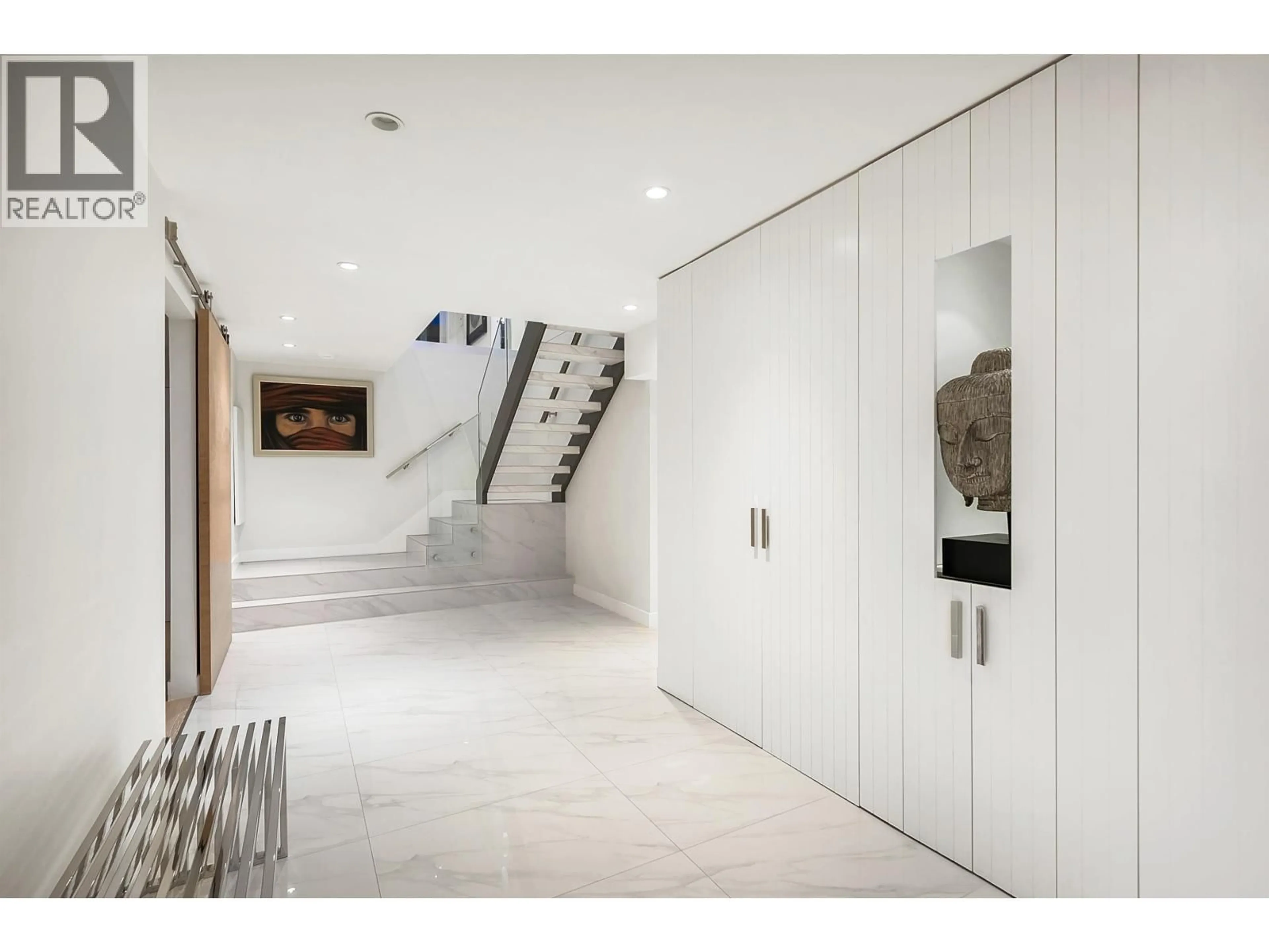 Indoor foyer for 3305 WESTMOUNT ROAD, West Vancouver British Columbia V7V3G5