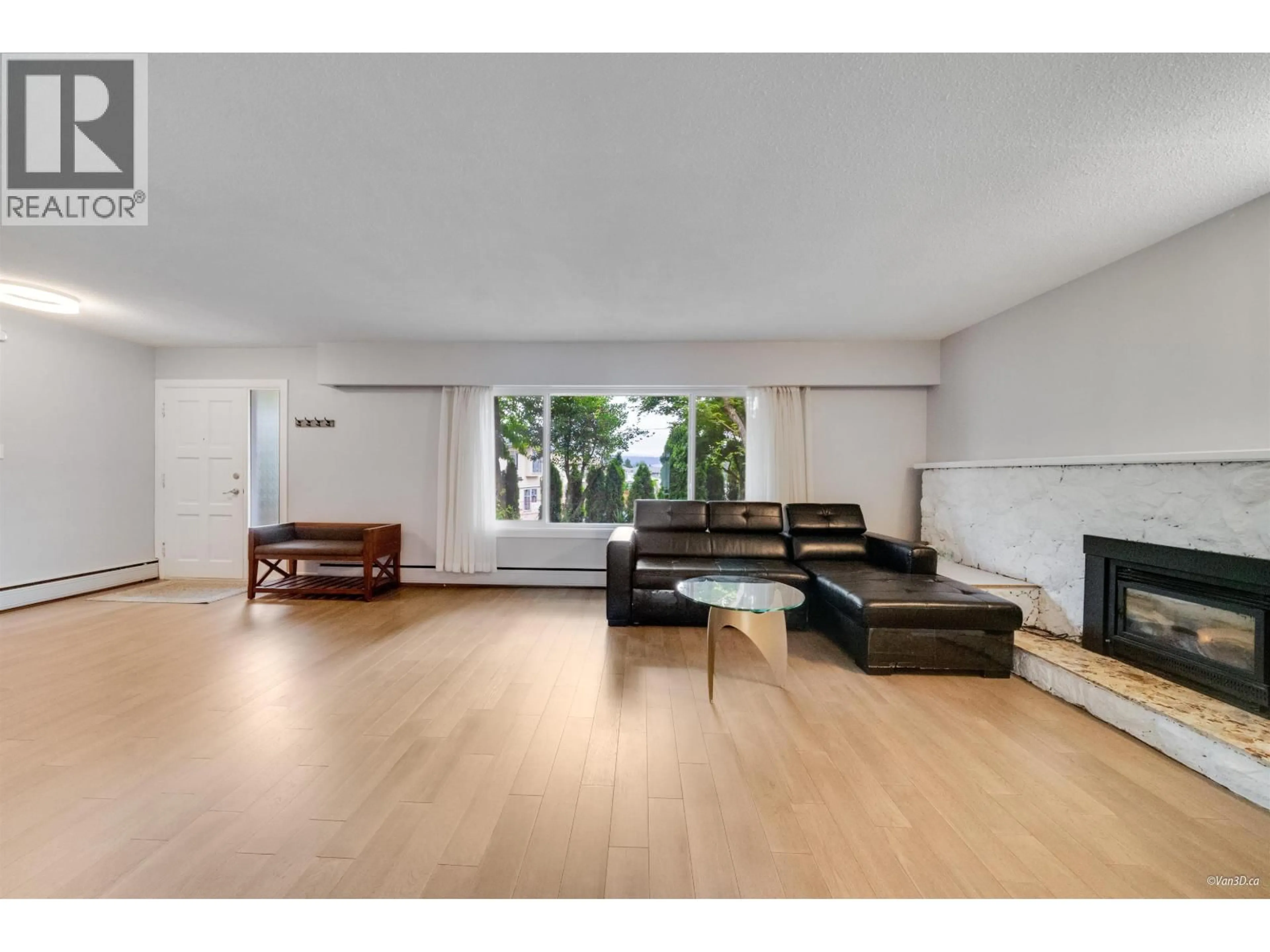 Living room with furniture, unknown for 4366 GILPIN CRESCENT, Burnaby British Columbia V5G2K4