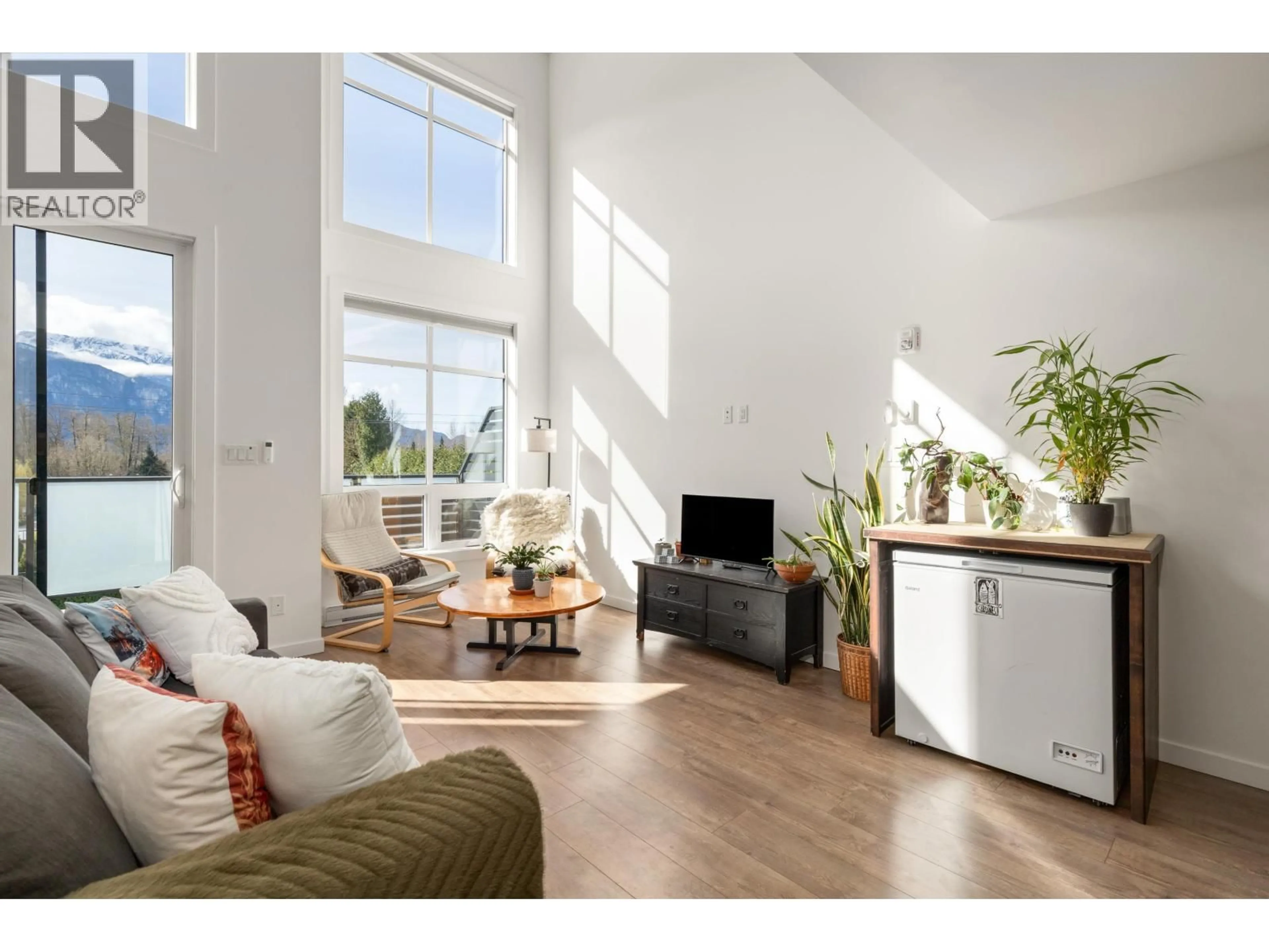 Living room with furniture, unknown for 204 - 39767 GOVERNMENT ROAD, Squamish British Columbia V8B0Z1