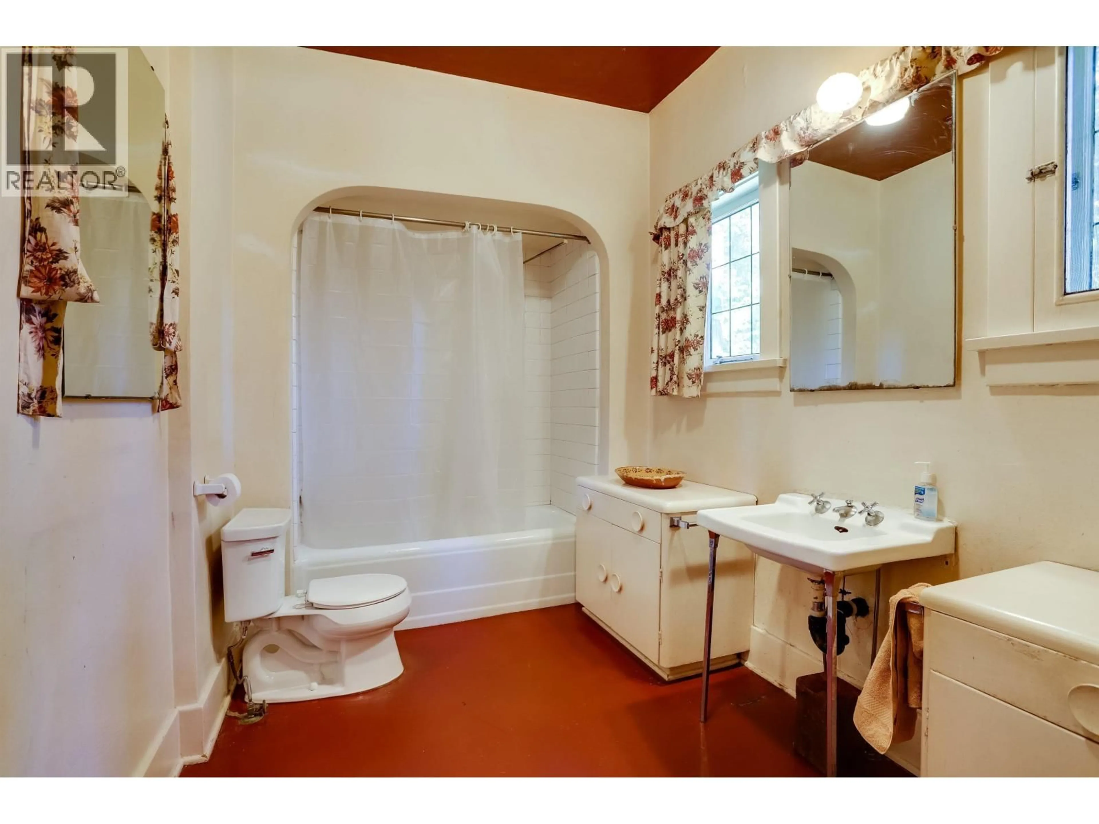 Standard bathroom, ceramic/tile floor for 1825 DRUMMOND DRIVE, Vancouver British Columbia V6T1B7