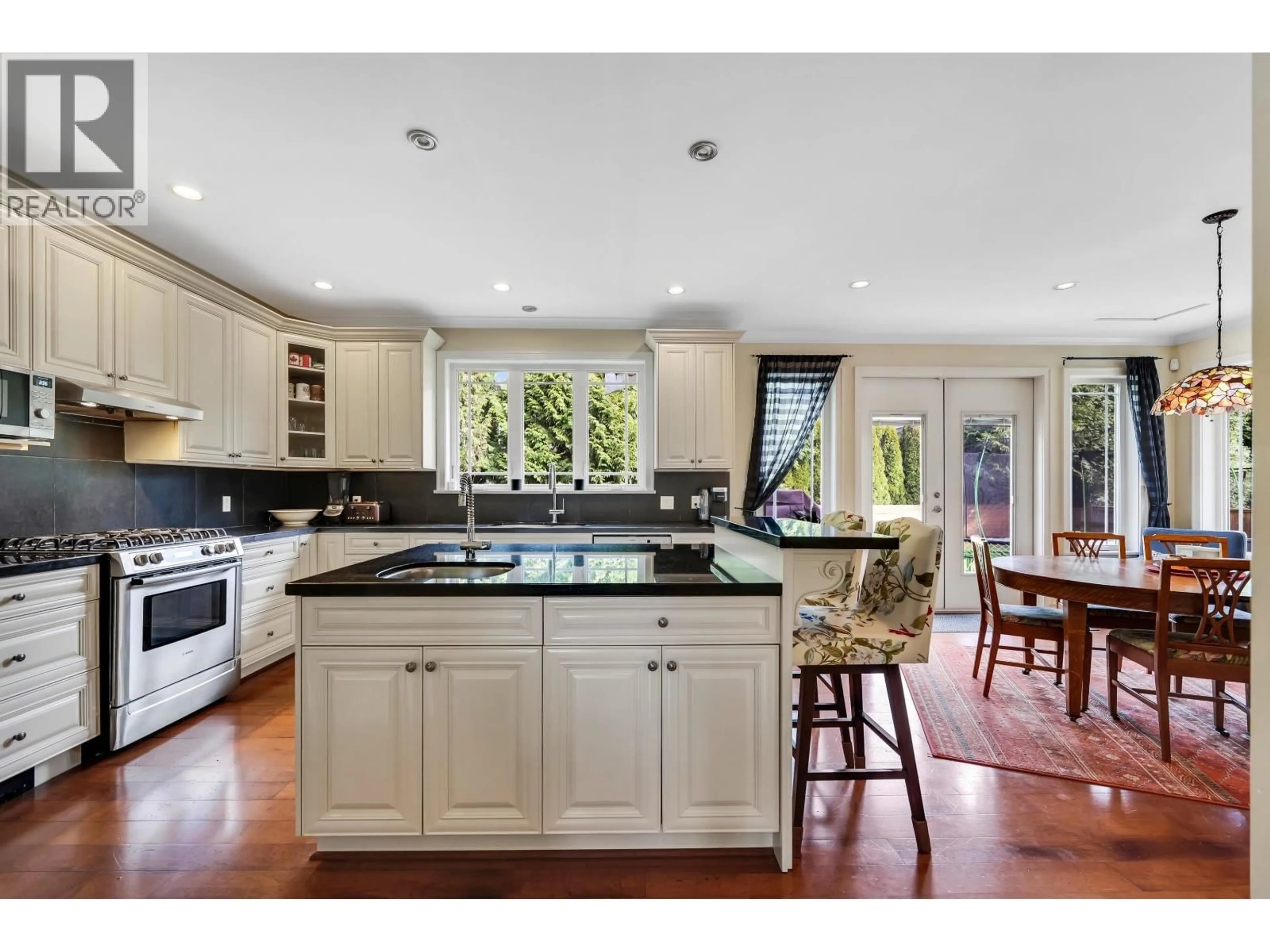 Open concept kitchen, ceramic/tile floor for 1012 CONDOR PLACE, Squamish British Columbia V8B0P4