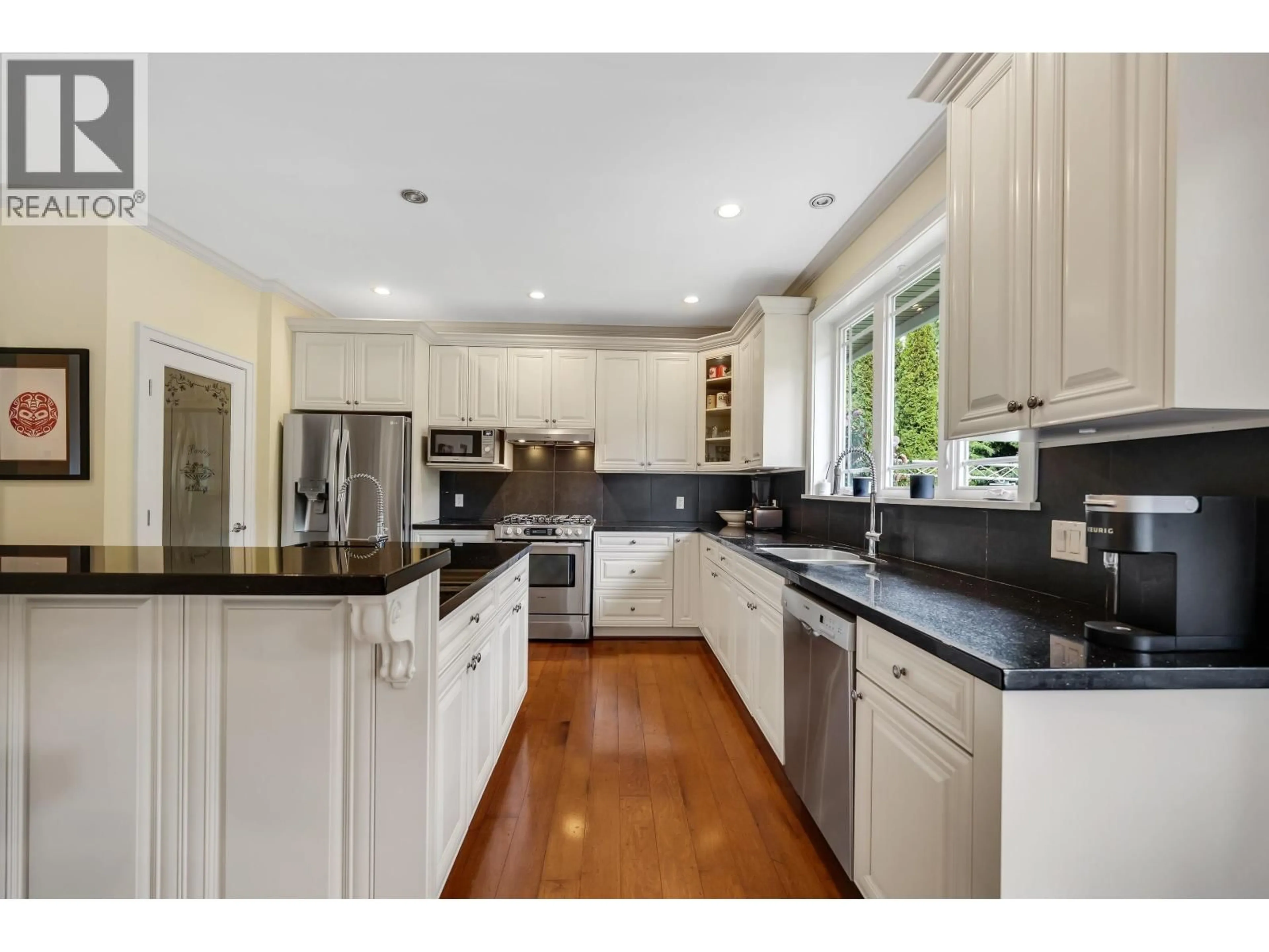 Open concept kitchen, ceramic/tile floor for 1012 CONDOR PLACE, Squamish British Columbia V8B0P4