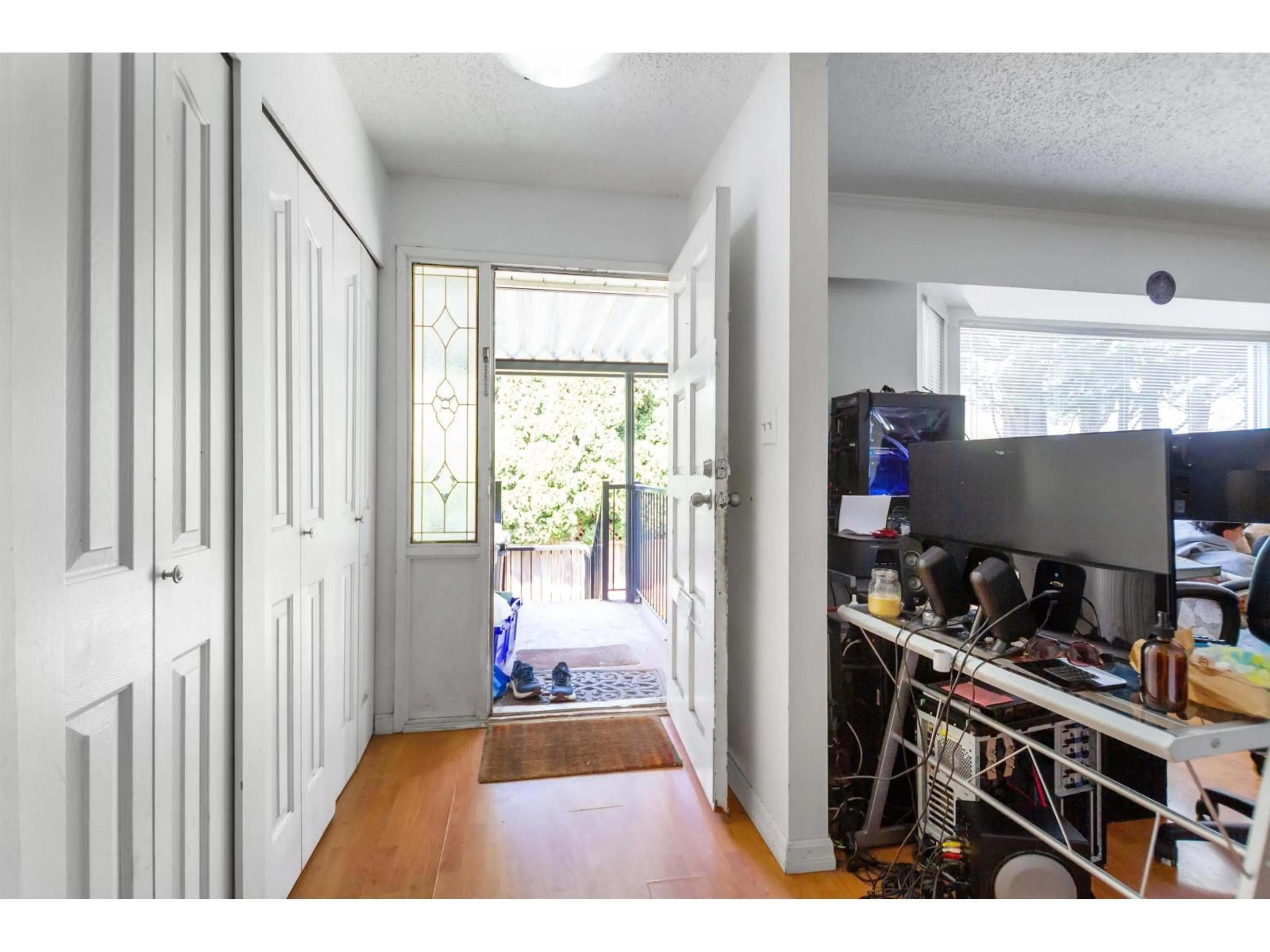 Indoor entryway for 11220 72 AVENUE, Delta British Columbia V4E1Y5