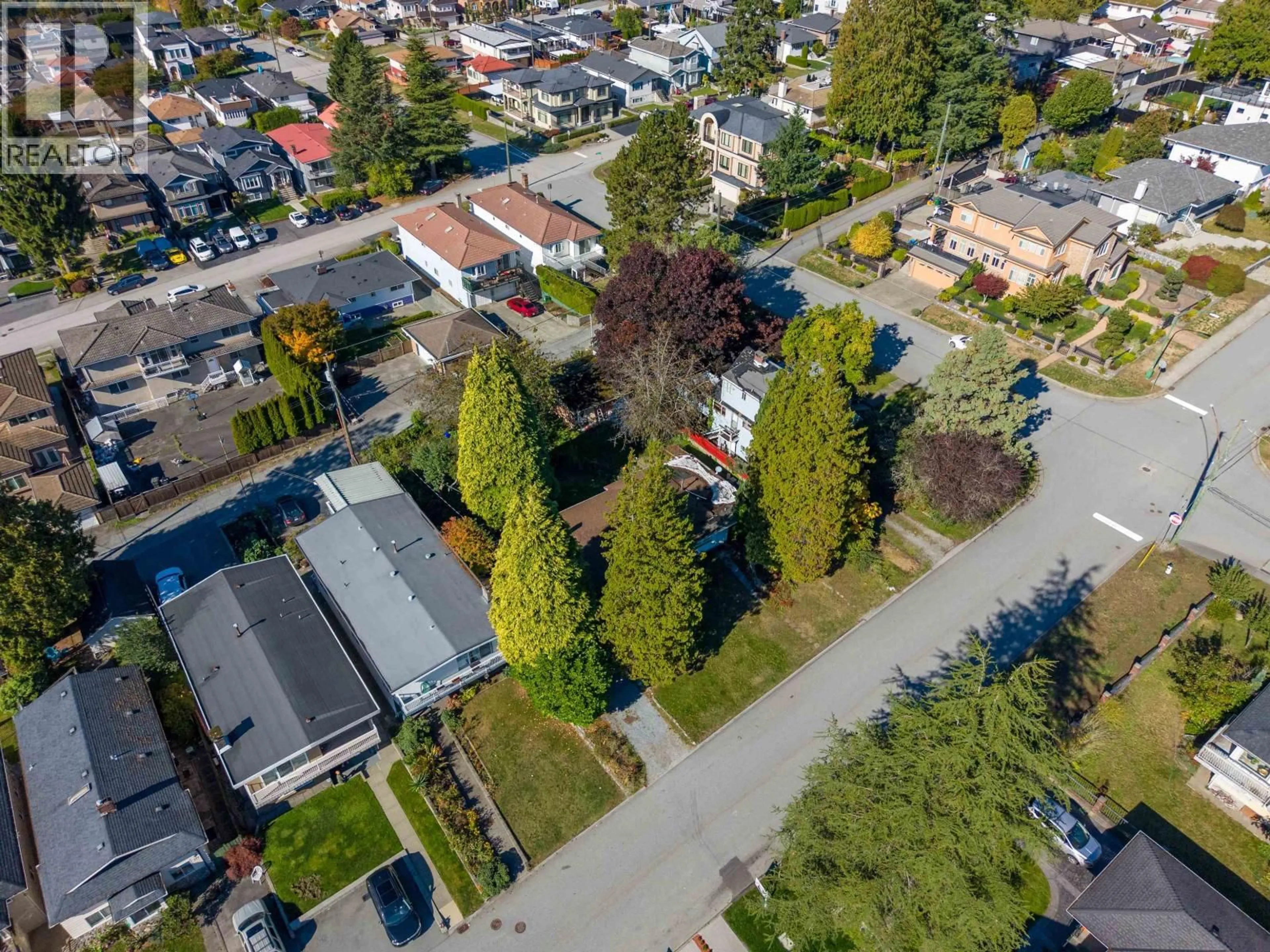 A pic from outside/outdoor area/front of a property/back of a property/a pic from drone, street for 123 GROSVENOR AVENUE, Burnaby British Columbia V5B1J1