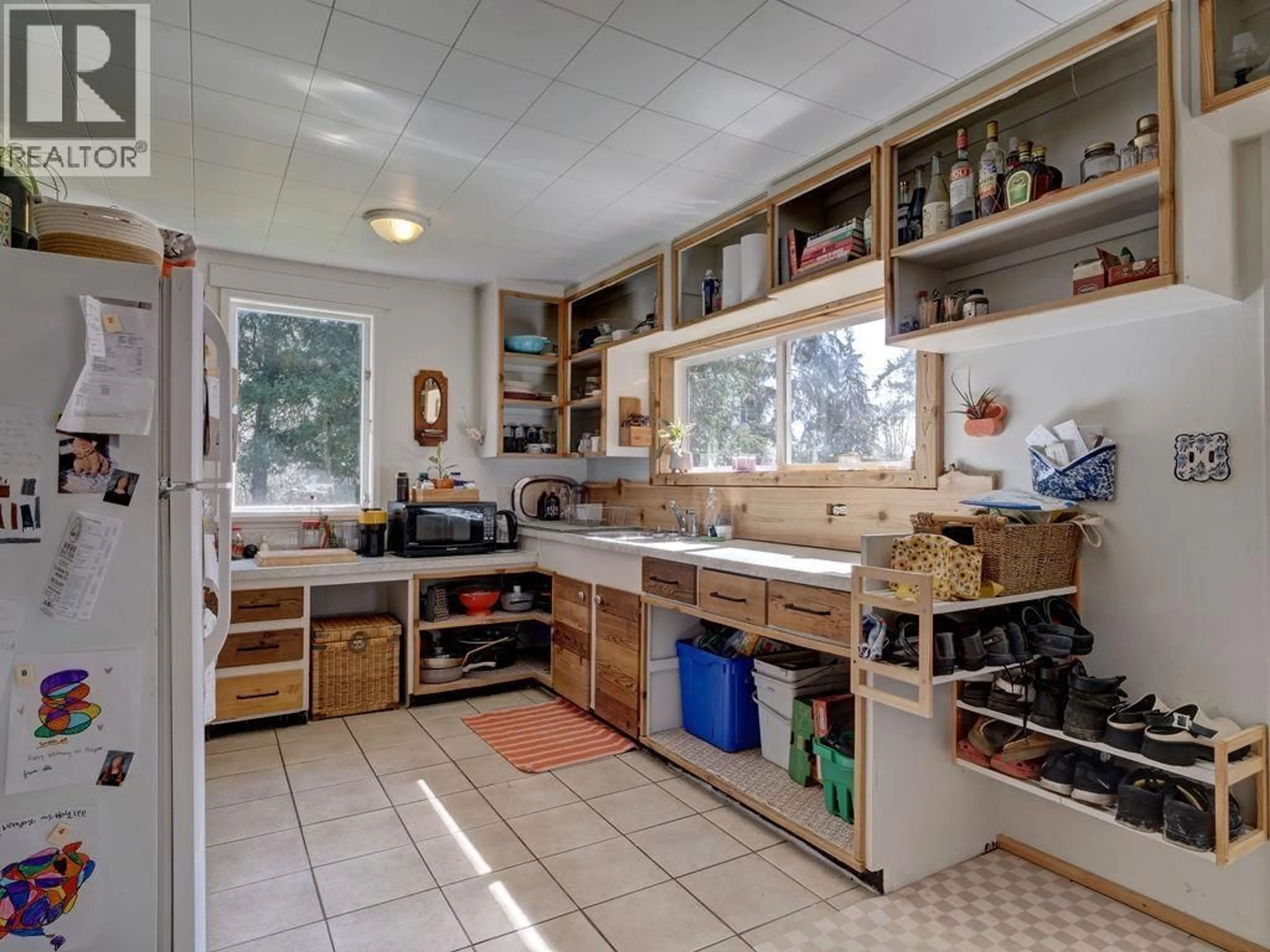 Standard kitchen, ceramic/tile floor for 394 PRATT ROAD, Gibsons British Columbia V0N1V4