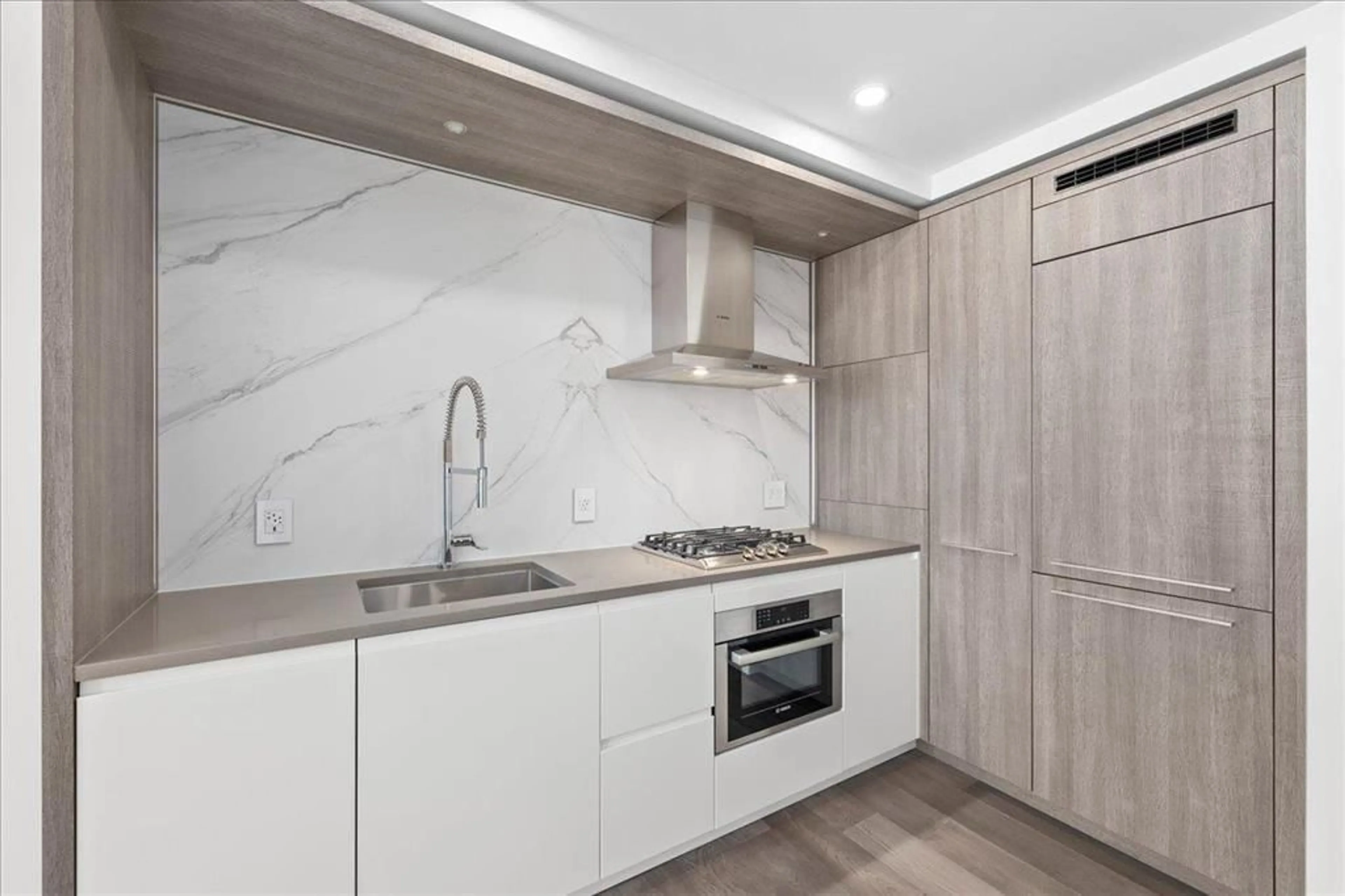 Standard kitchen, unknown for 802 - 1441 JOHNSTON ROAD, White Rock British Columbia V4B3Z4