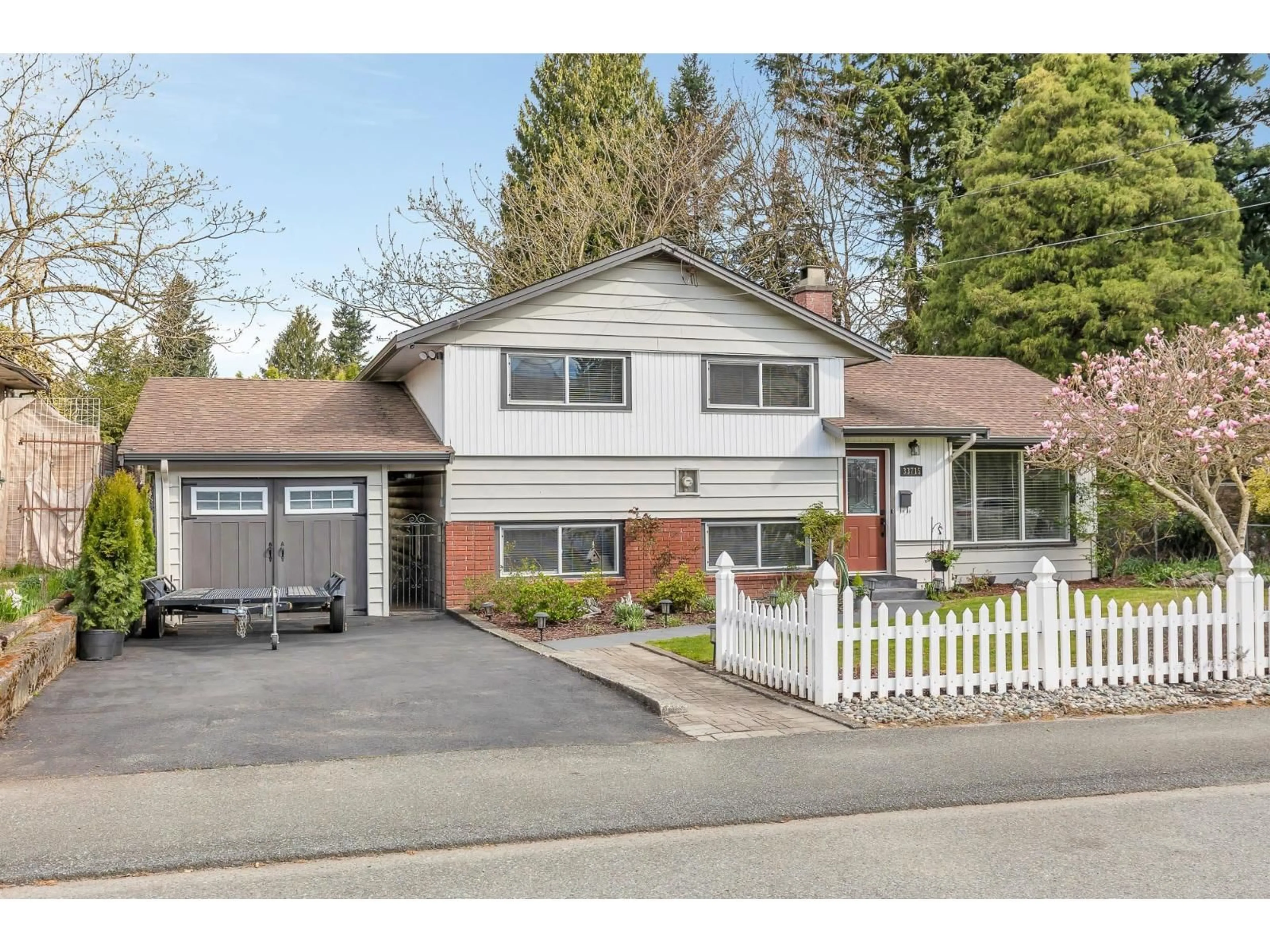 Home with vinyl exterior material, street for 33715 MAYFAIR AVENUE, Abbotsford British Columbia V2S1P7