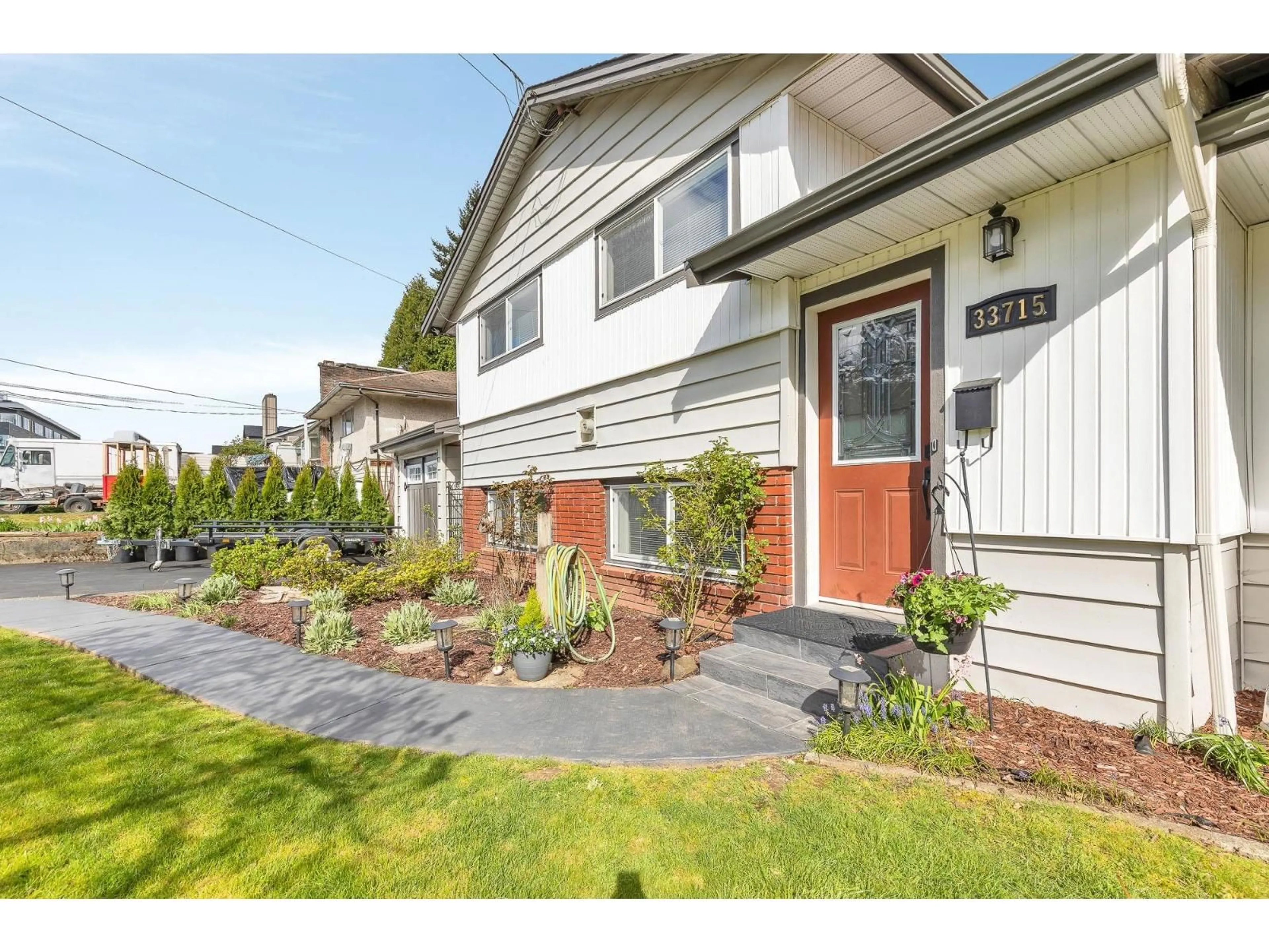 Home with vinyl exterior material, street for 33715 MAYFAIR AVENUE, Abbotsford British Columbia V2S1P7