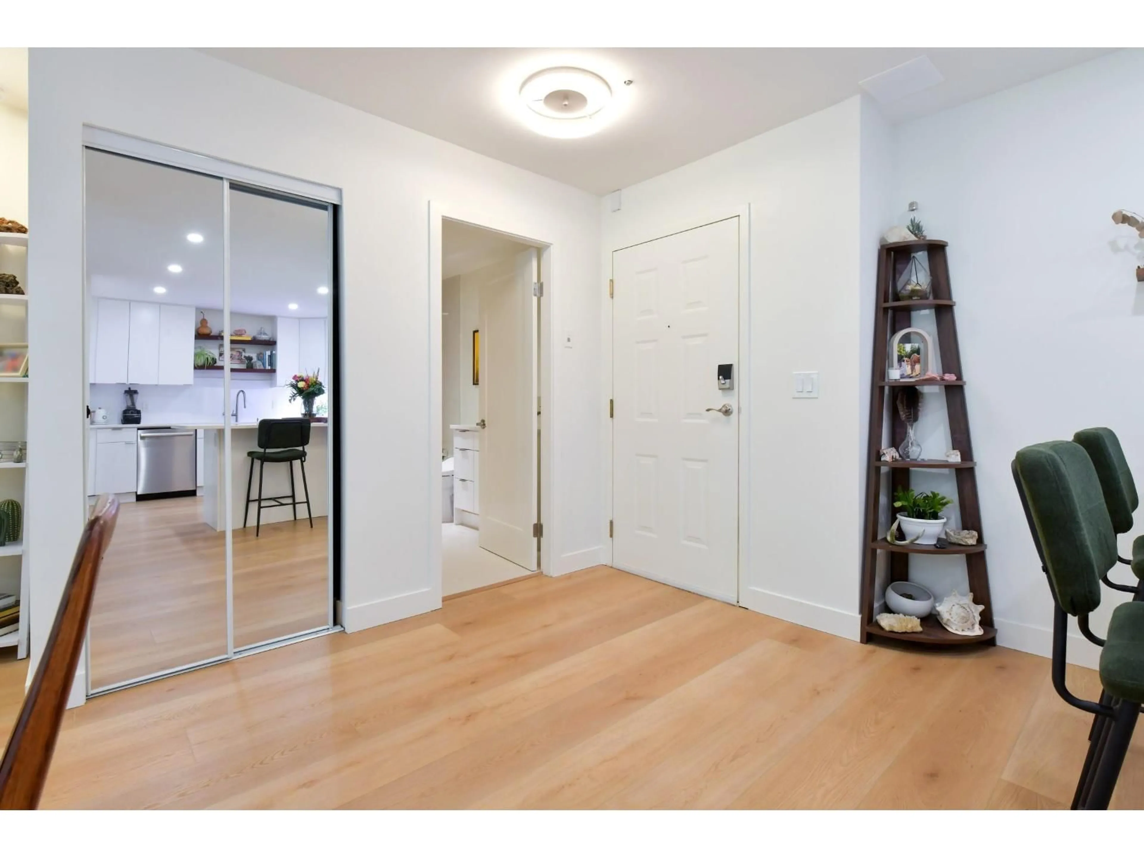 Indoor entryway for 203 - 2700 MCCALLUM ROAD, Abbotsford British Columbia V2S6X9