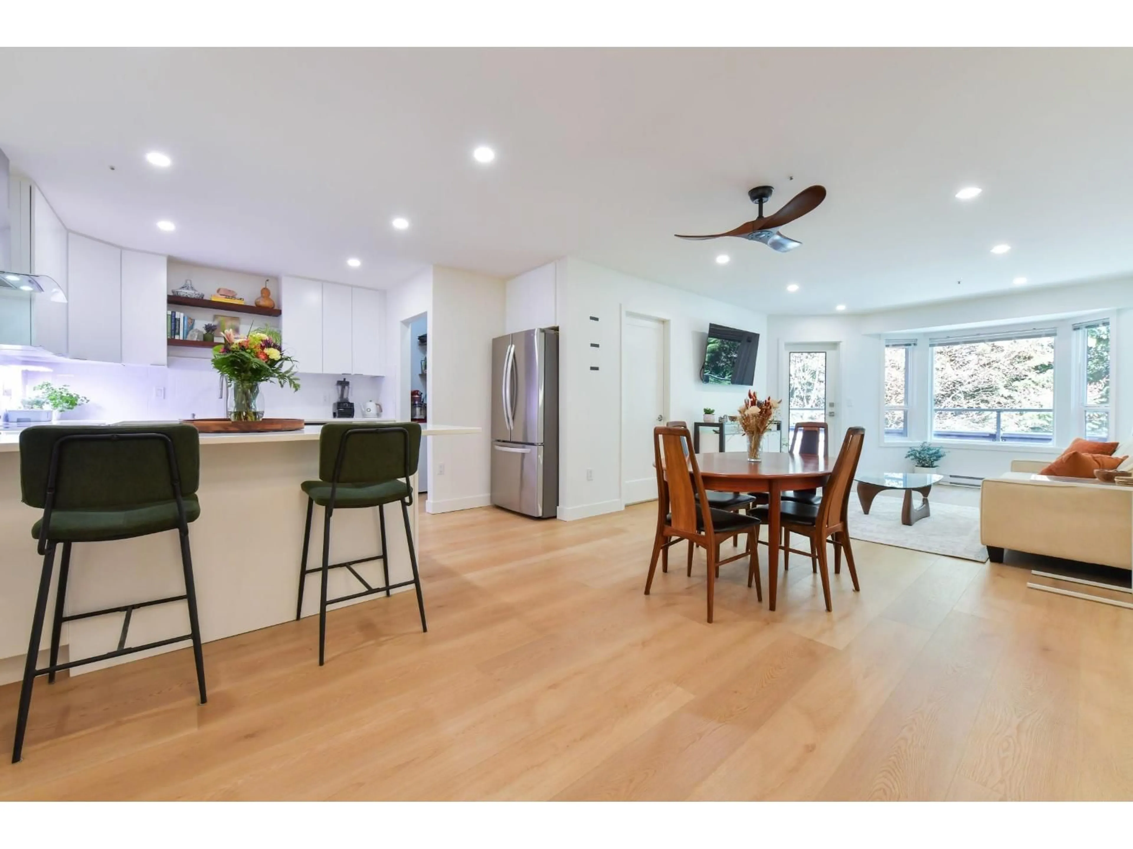 Open concept kitchen, wood/laminate floor for 203 - 2700 MCCALLUM ROAD, Abbotsford British Columbia V2S6X9