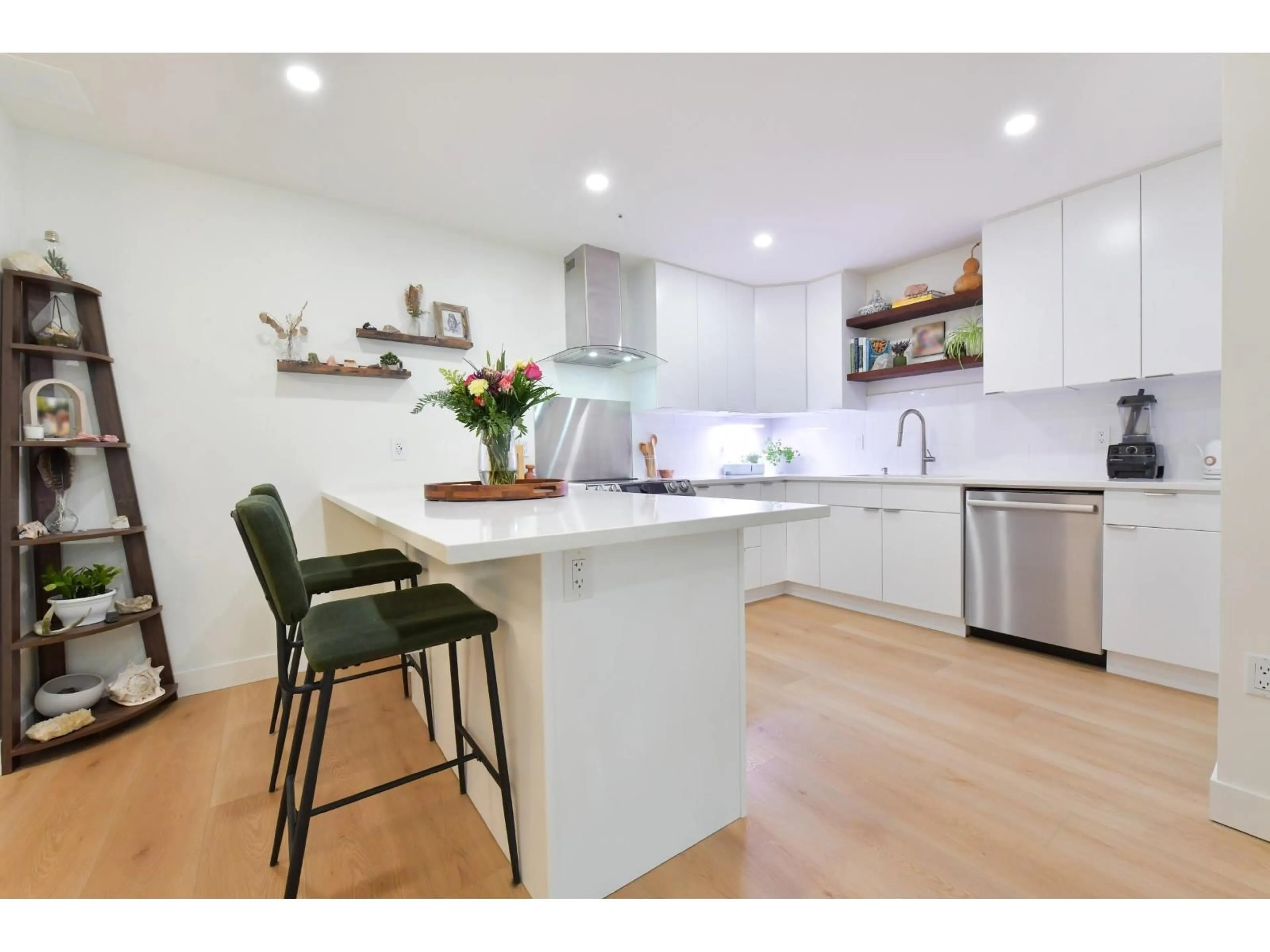 Open concept kitchen, unknown for 203 - 2700 MCCALLUM ROAD, Abbotsford British Columbia V2S6X9