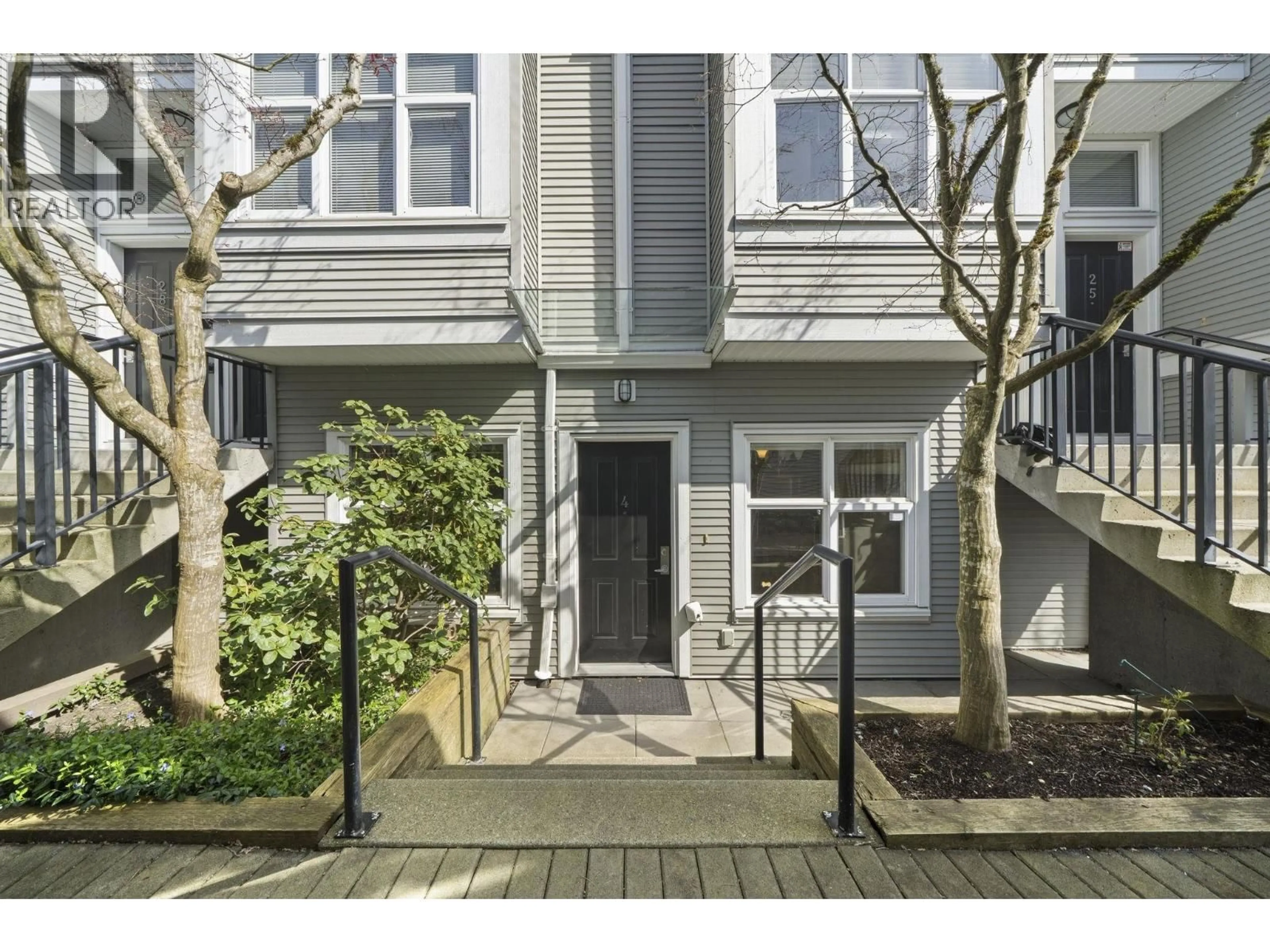 Indoor entryway for 4 - 1203 MADISON AVENUE, Burnaby British Columbia V5C6R9