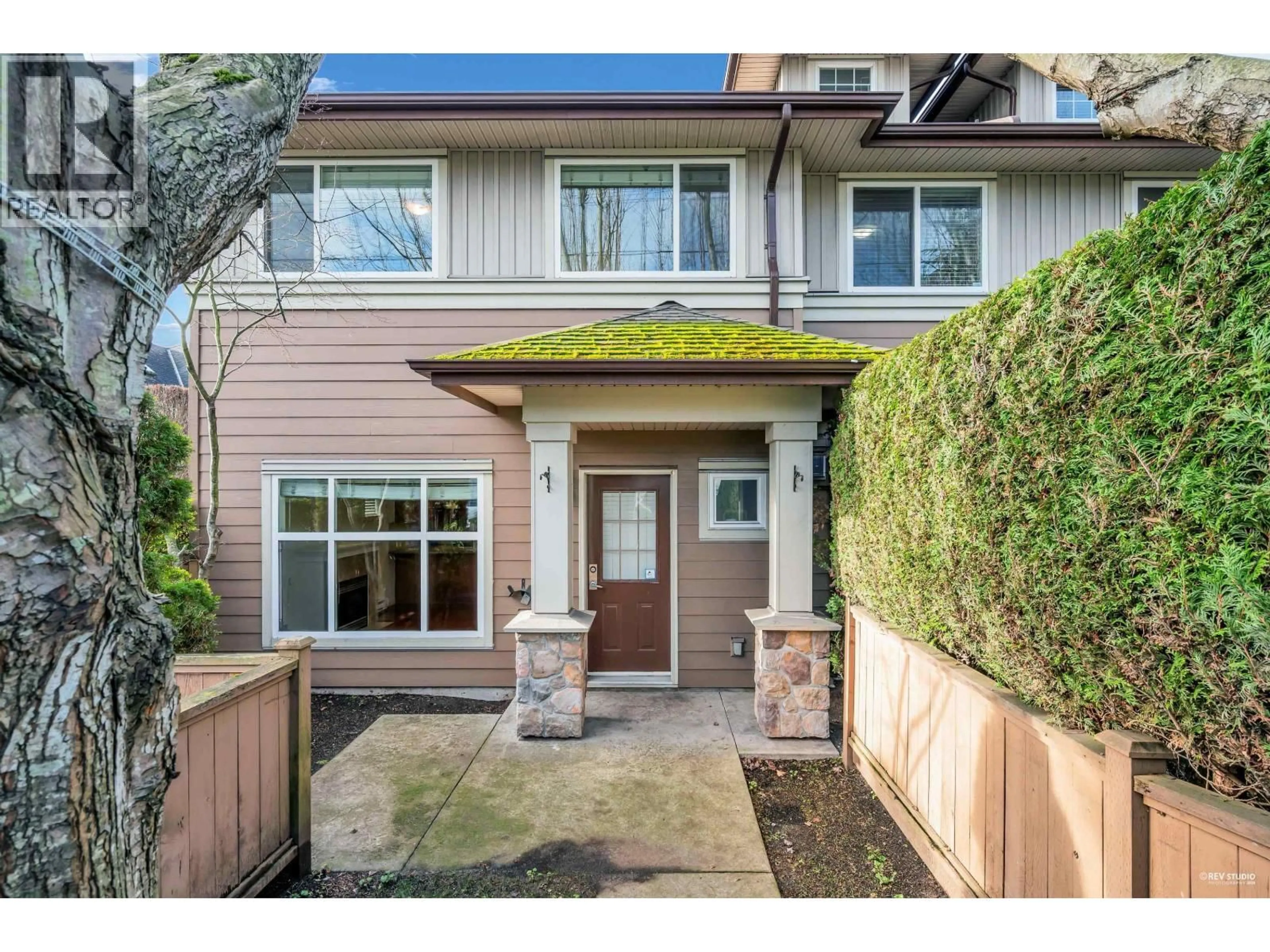 Indoor entryway for 1 - 8311 NO. 2 ROAD, Richmond British Columbia V7C3M2