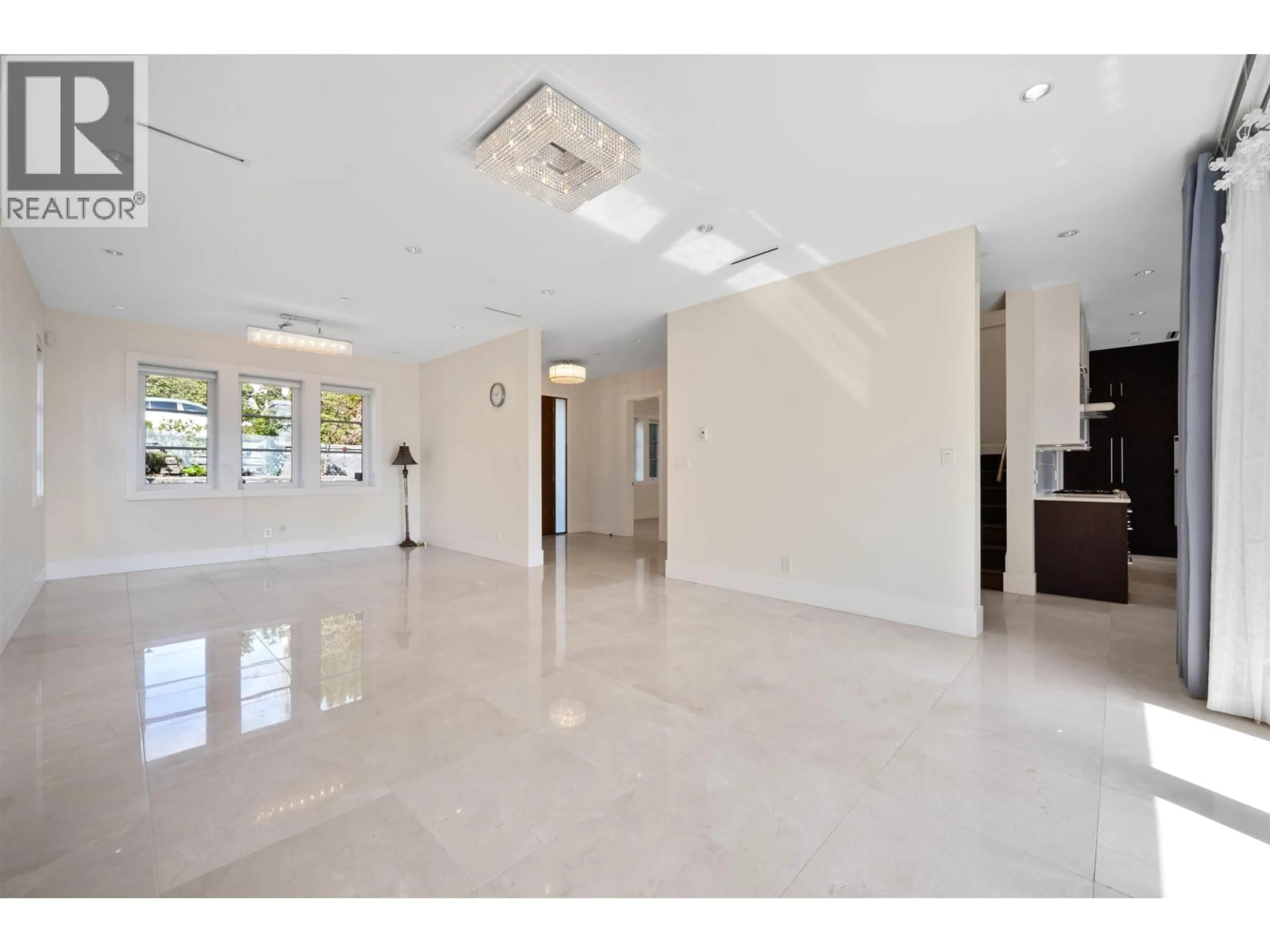 Indoor foyer for 1468 KINGS AVENUE, West Vancouver British Columbia V7T2C9