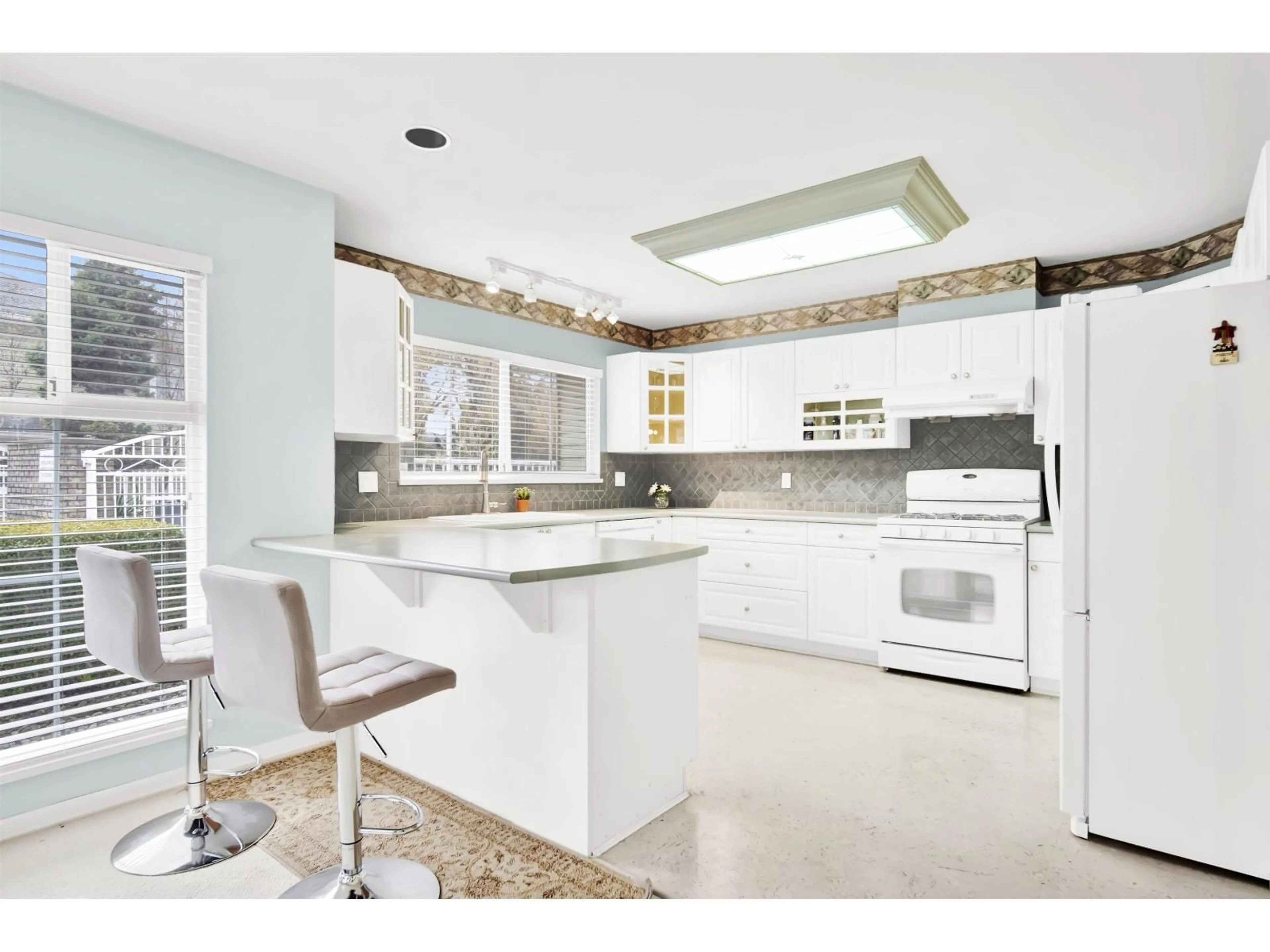 Open concept kitchen, ceramic/tile floor for 54 - 8428 VENTURE WAY, Surrey British Columbia V4N0W6