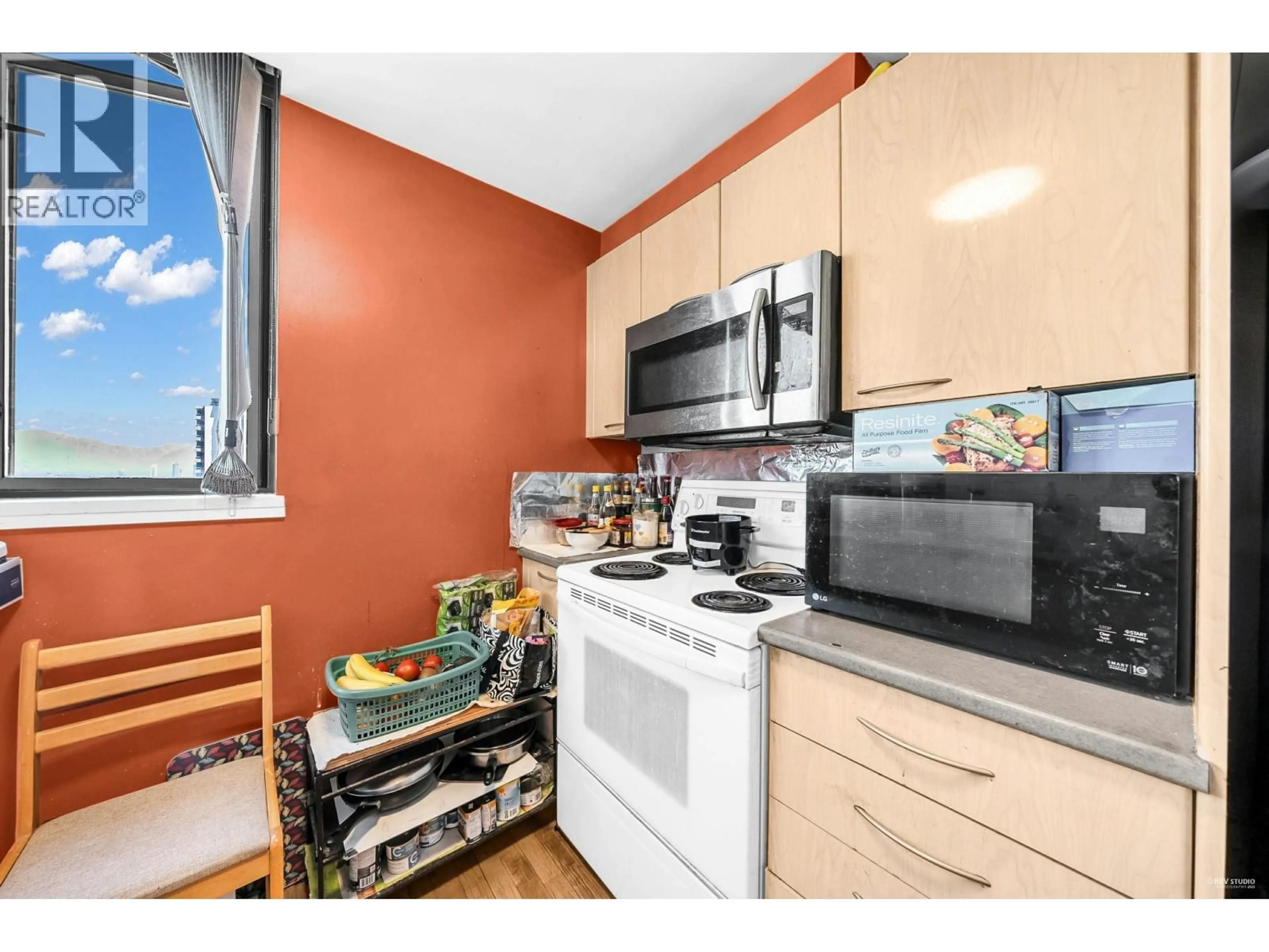 Standard kitchen, wood/laminate floor for 1403 - 4888 HAZEL STREET, Burnaby British Columbia V5H4T4