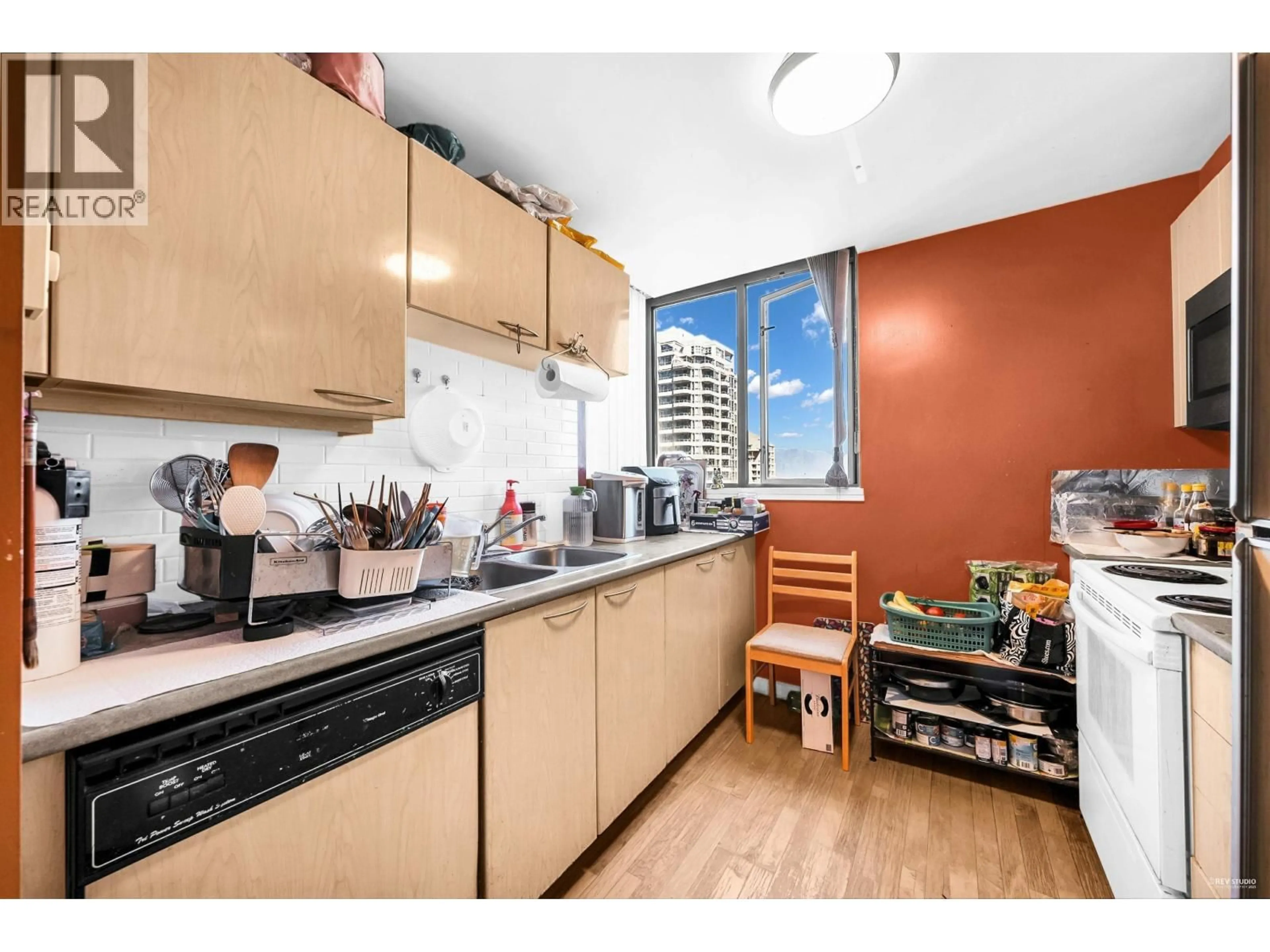 Standard kitchen, wood/laminate floor for 1403 - 4888 HAZEL STREET, Burnaby British Columbia V5H4T4